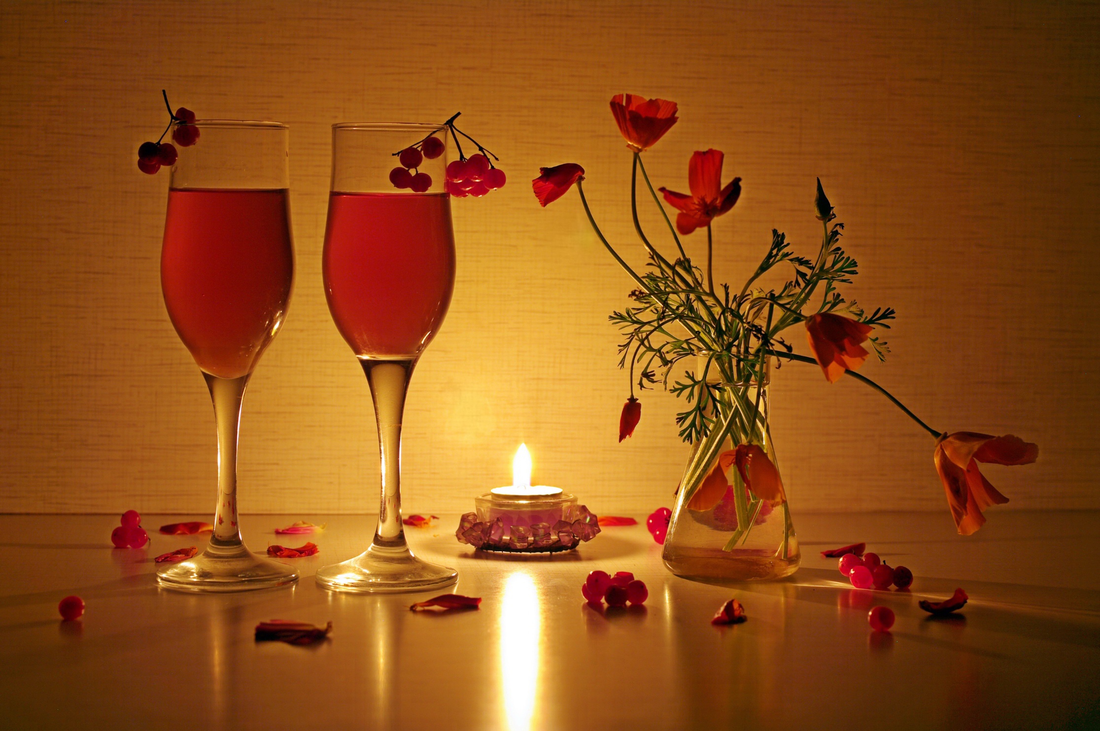 Ночь в бокале песня. Романтический натюрморт. Цветы в бокале. Свечи, цветы и вино. Добрый вечер свечи и бокалы.