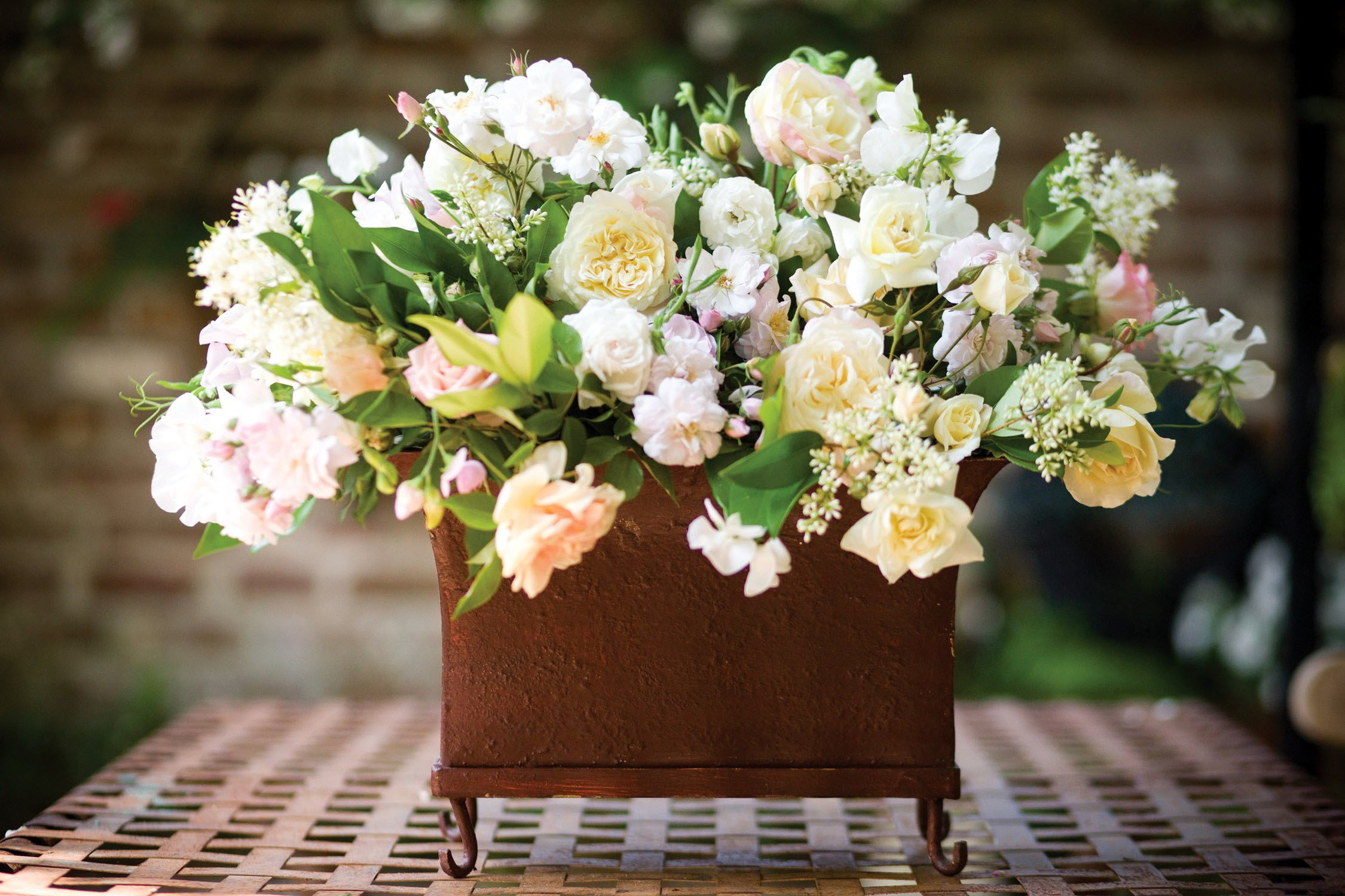 Картинка с цветами на столе. Изысканный букет цветов. Цветочная композиция. Красивый букет в вазе. Стильные цветы.