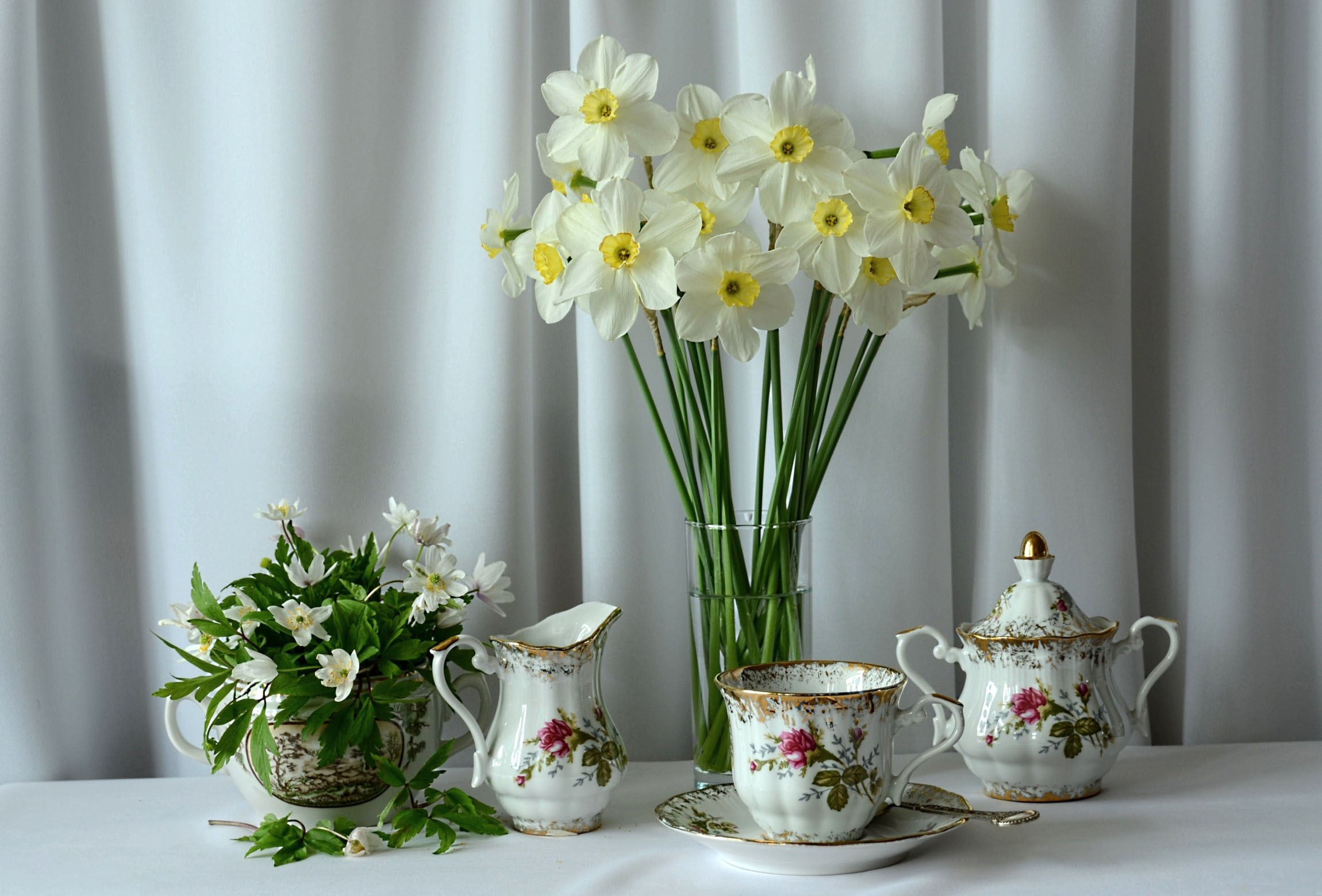 Весенние цветы картинки красивые с добрым утром. Нарциссы в вазе. Открытки с добрым утром весенние. Доброе Весеннее утро. Натюрморт с нарциссами.