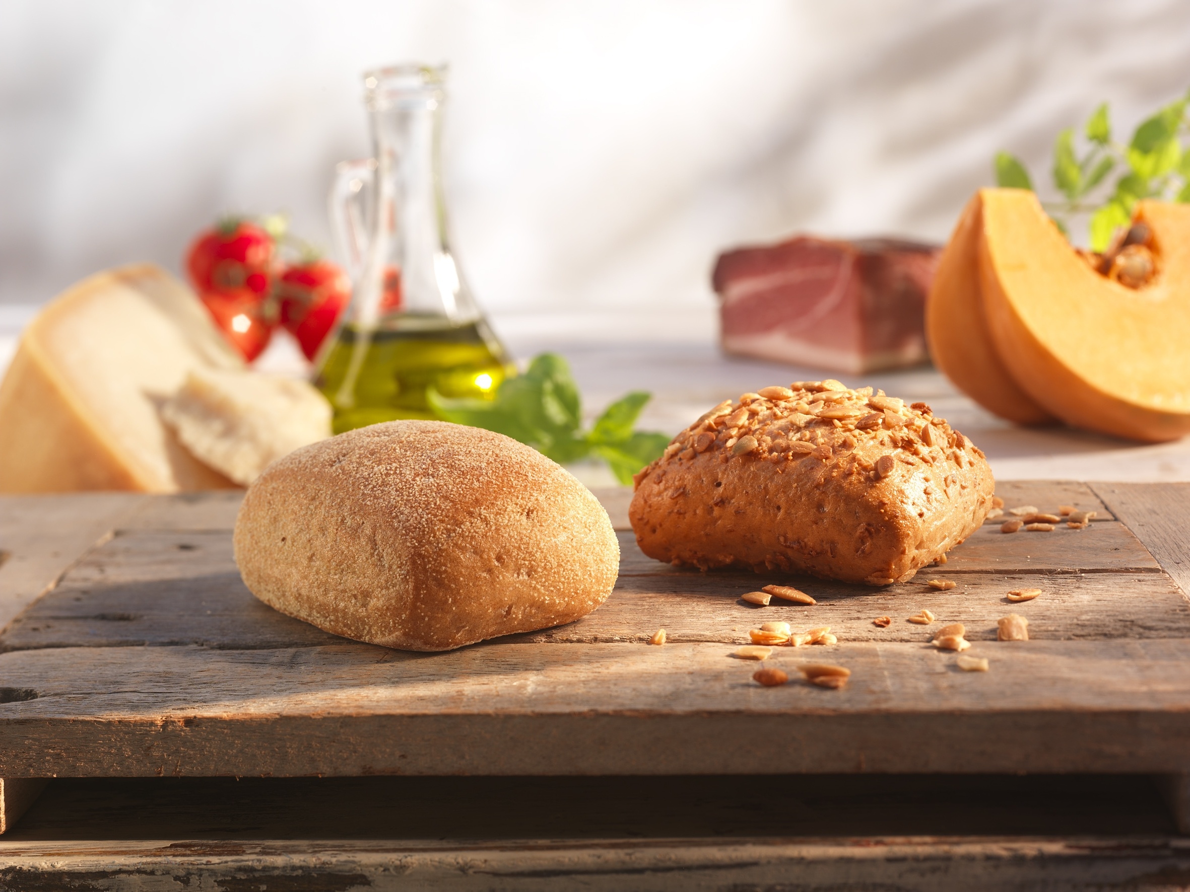 Нутовые булочки. Итальянская булка чиабатта. Хлеб на столе. Выпечка хлеба. Красивый хлеб.