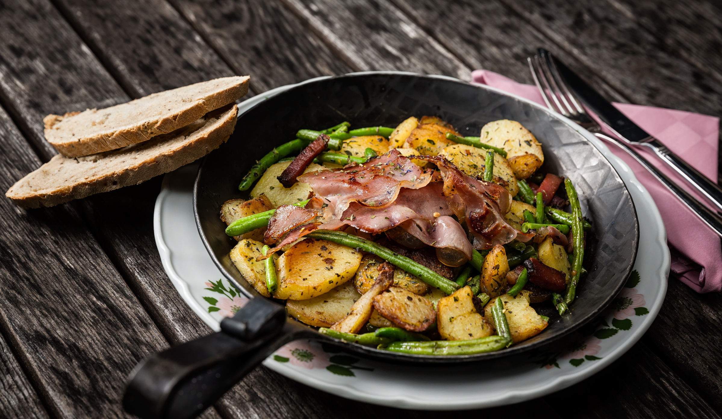 Как пожарить говядину с картошкой. Жареная картошка с мясом. Блюда в порционных сковородках. Сковородка с едой. Картошка на сковородке.