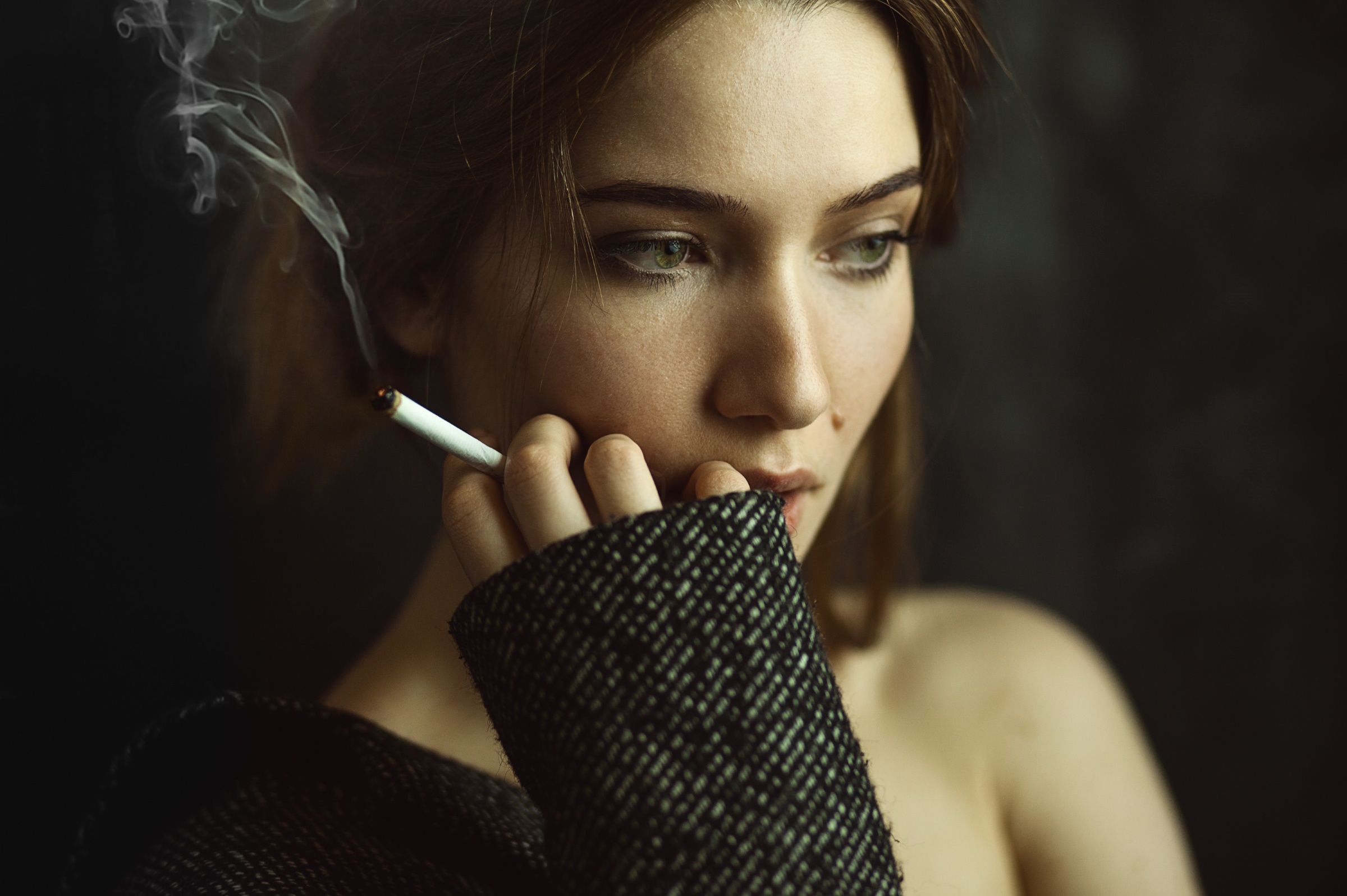Песни tv girl cigarettes. Девушка с сигаретой. Задумчивая девушка. Красивая женщина с сигаретой. Задумчивый взгляд девушки.