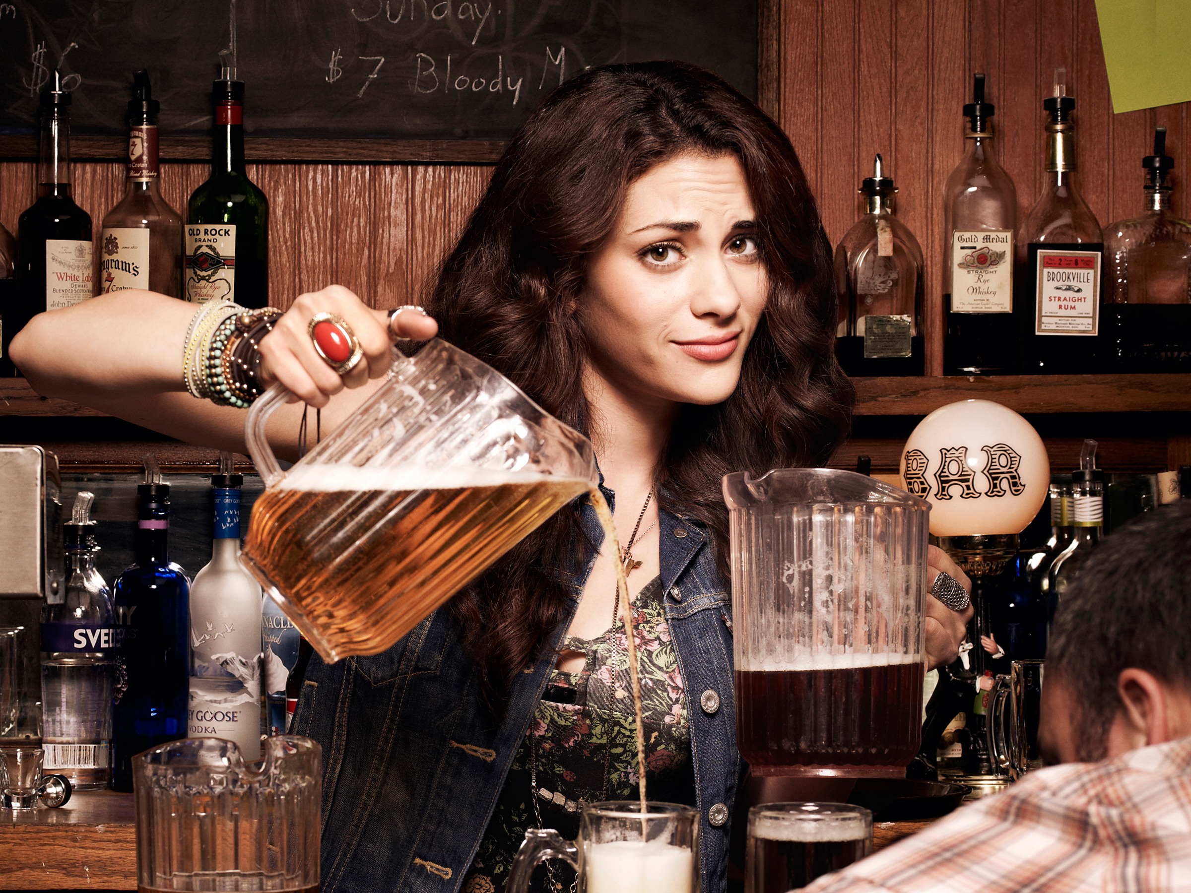 Пивная слушать. Девушка бармен. Красивая девушка бармен. Девушка с пивом в баре. Девушка с алкоголем.