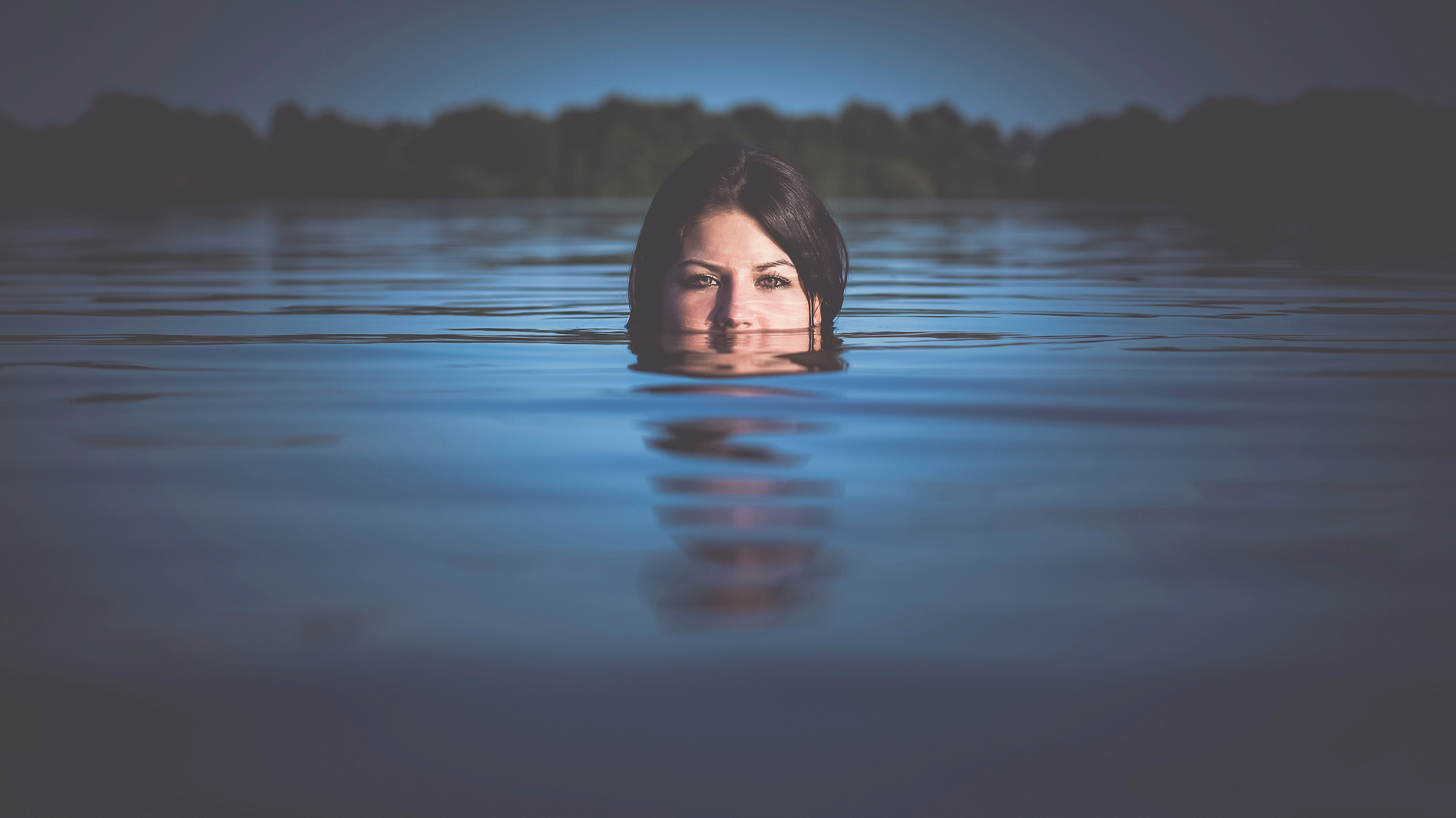 Женщина озера. Девушка в озере ночью. Женщина вода. Отражение девушки в воде. Девушка плавает в озере.