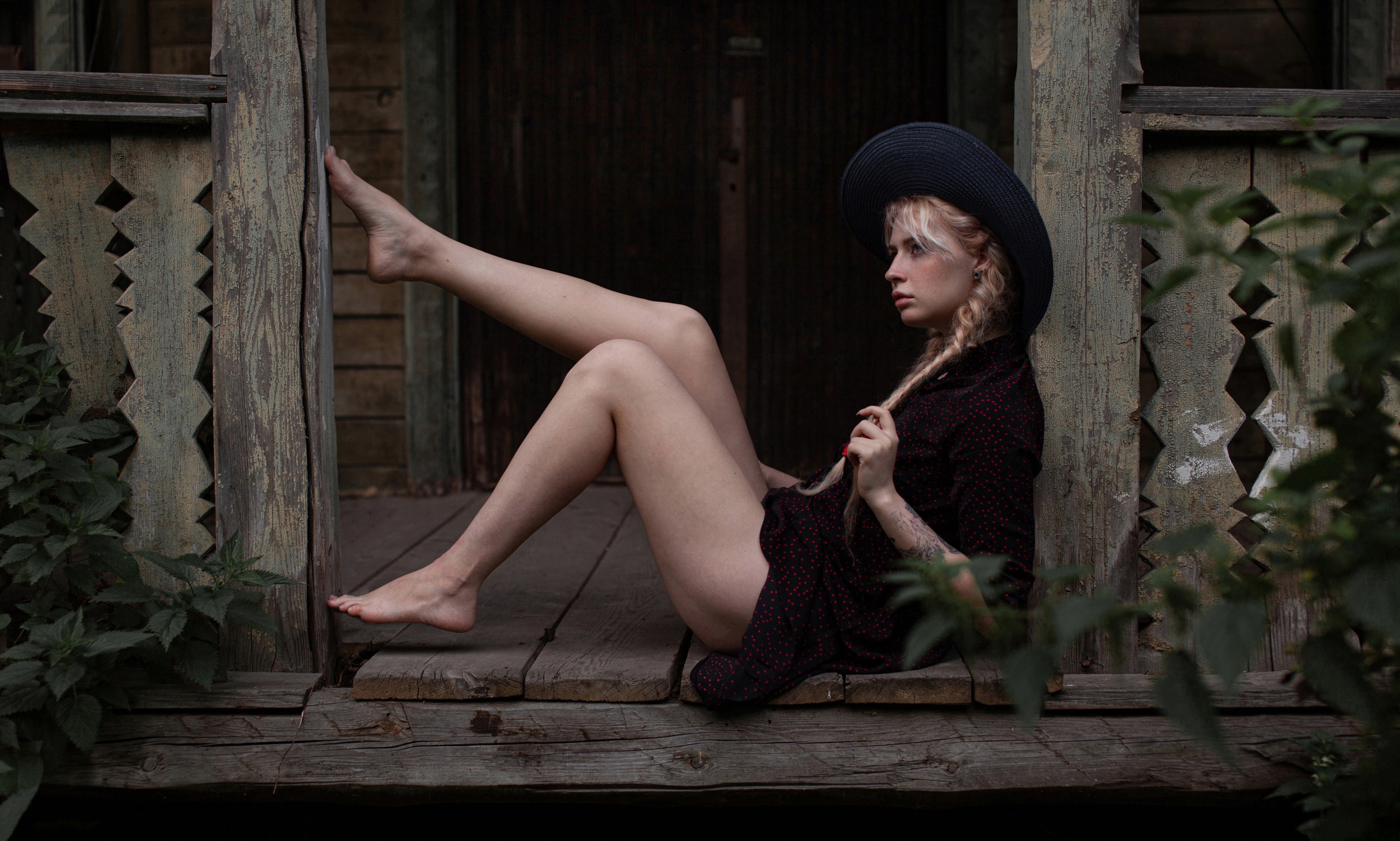 Wallpaper girl, pose, house, hat, barefoot, dress, blonde, porch for mobile  and desktop, section девушки, resolution 2500x1502 - download