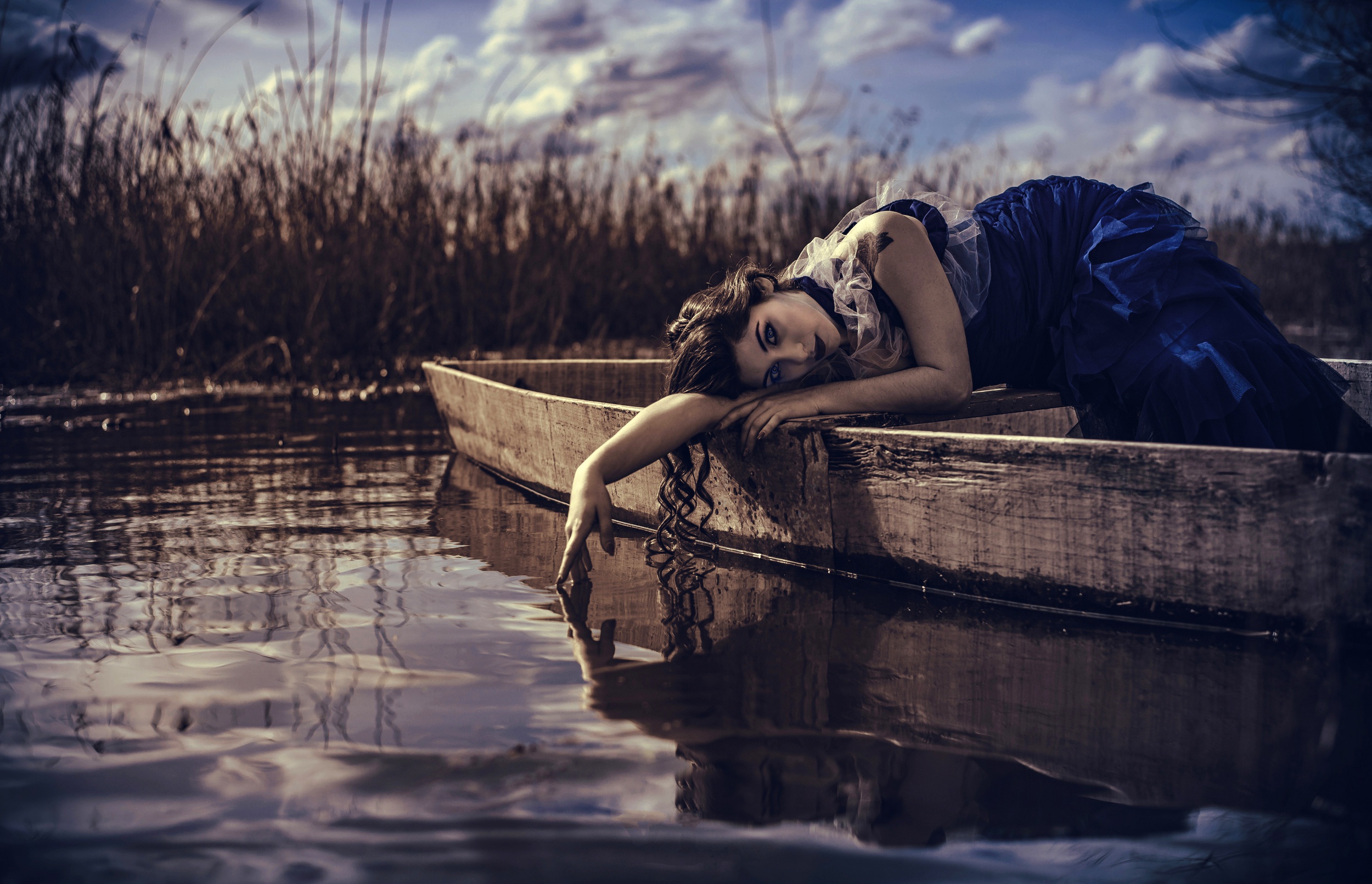 Она сильная река. Девушка в лодке. Фотосессия в лодке девушка. Девушка лежит в лодке. Фотосессия в воде.