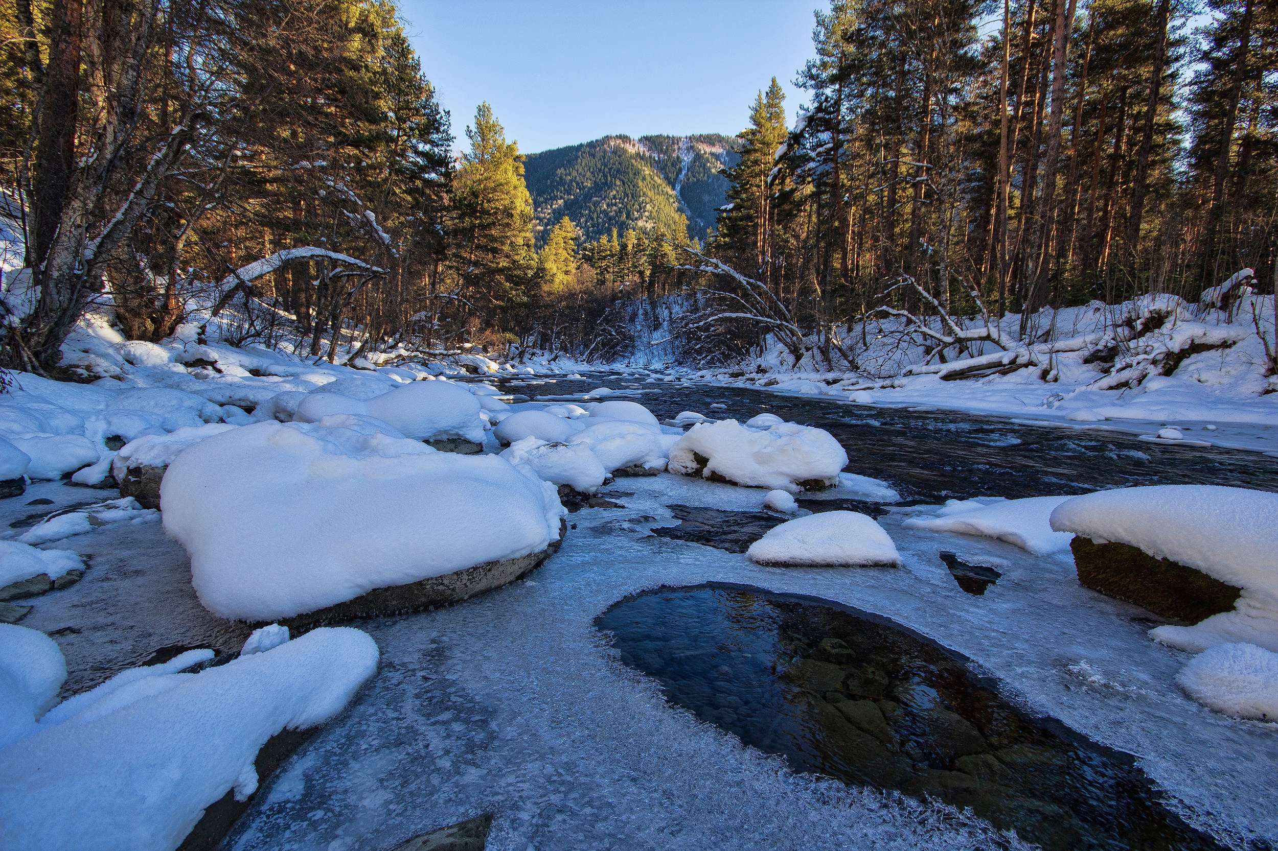 Ice river ks0. Зимняя Горная речка. Картинки рабочего стола Весна в лесу. Лед на реке зимой. Таджикистан горный река зимой.