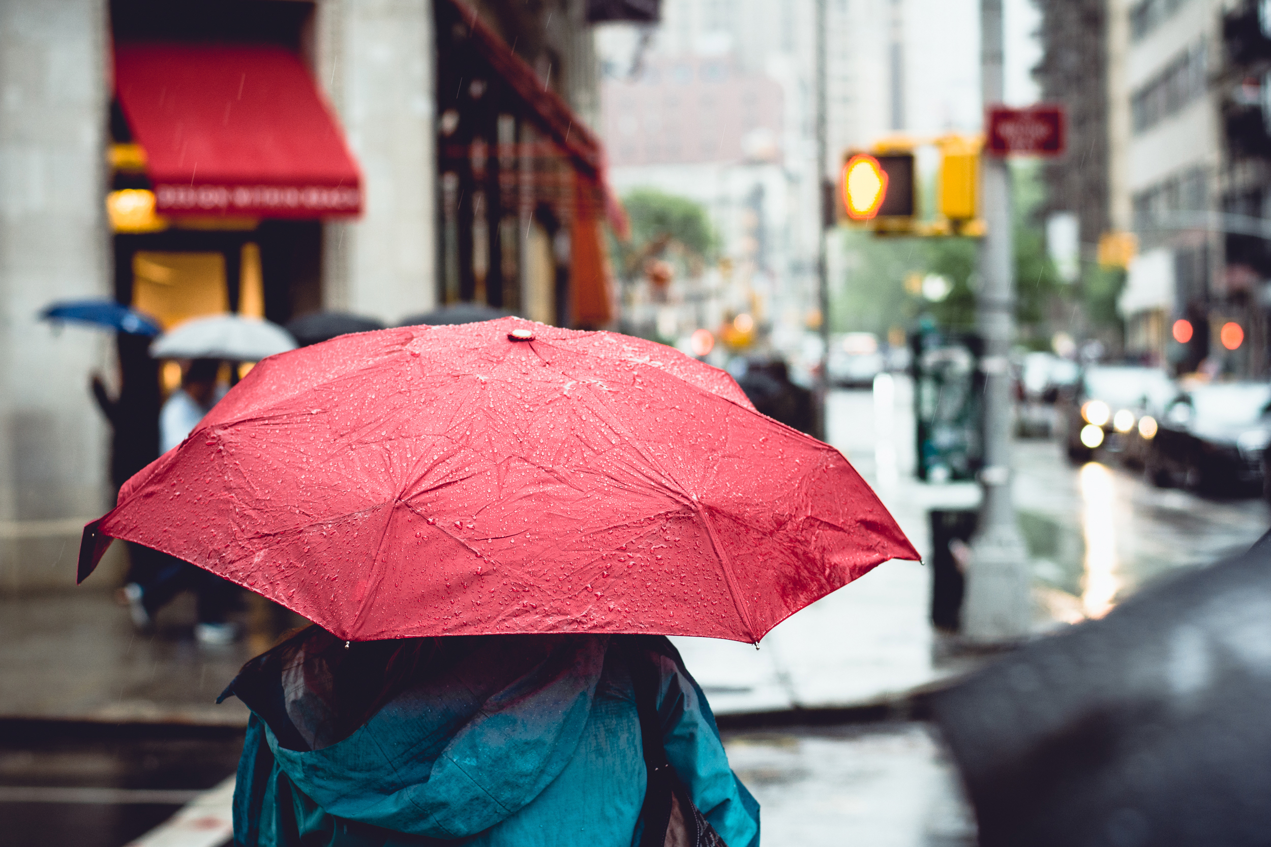 Весенний зонтик. Зонт под дождем. Человек под зонтом. Под зонтом. Улица с зонтиками.