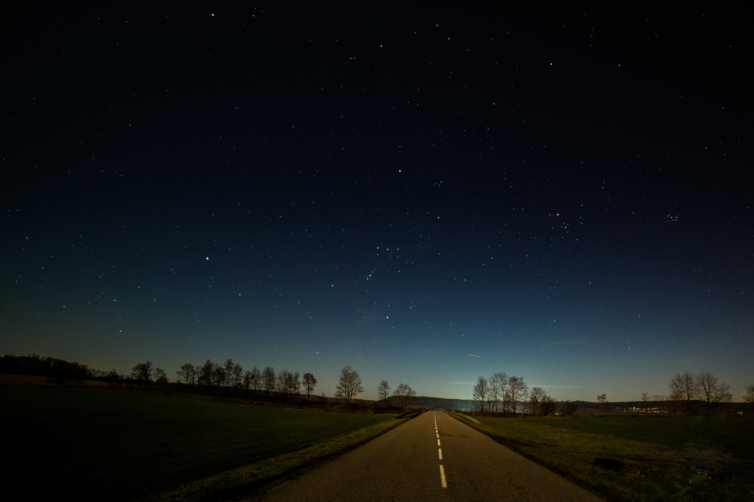 Звездное небо в поле. Звездное небо над деревней. Ночное небо и дорога. Ночное поле. Ночное небо в деревне.