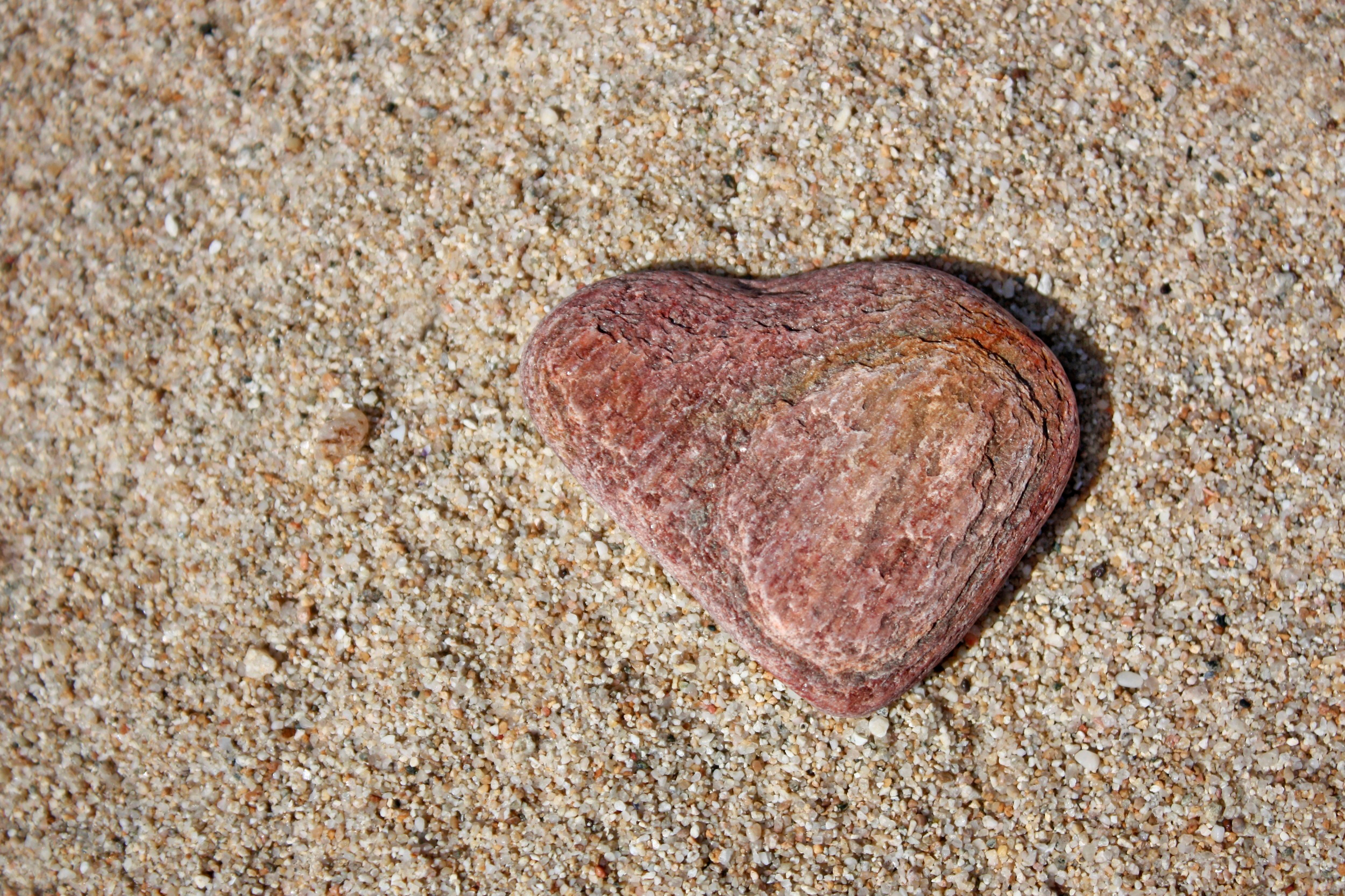 Стало сердце камнем. Сердце камень. Сердце из камня. Каменное сердце на песке. Камень похожий на песок.