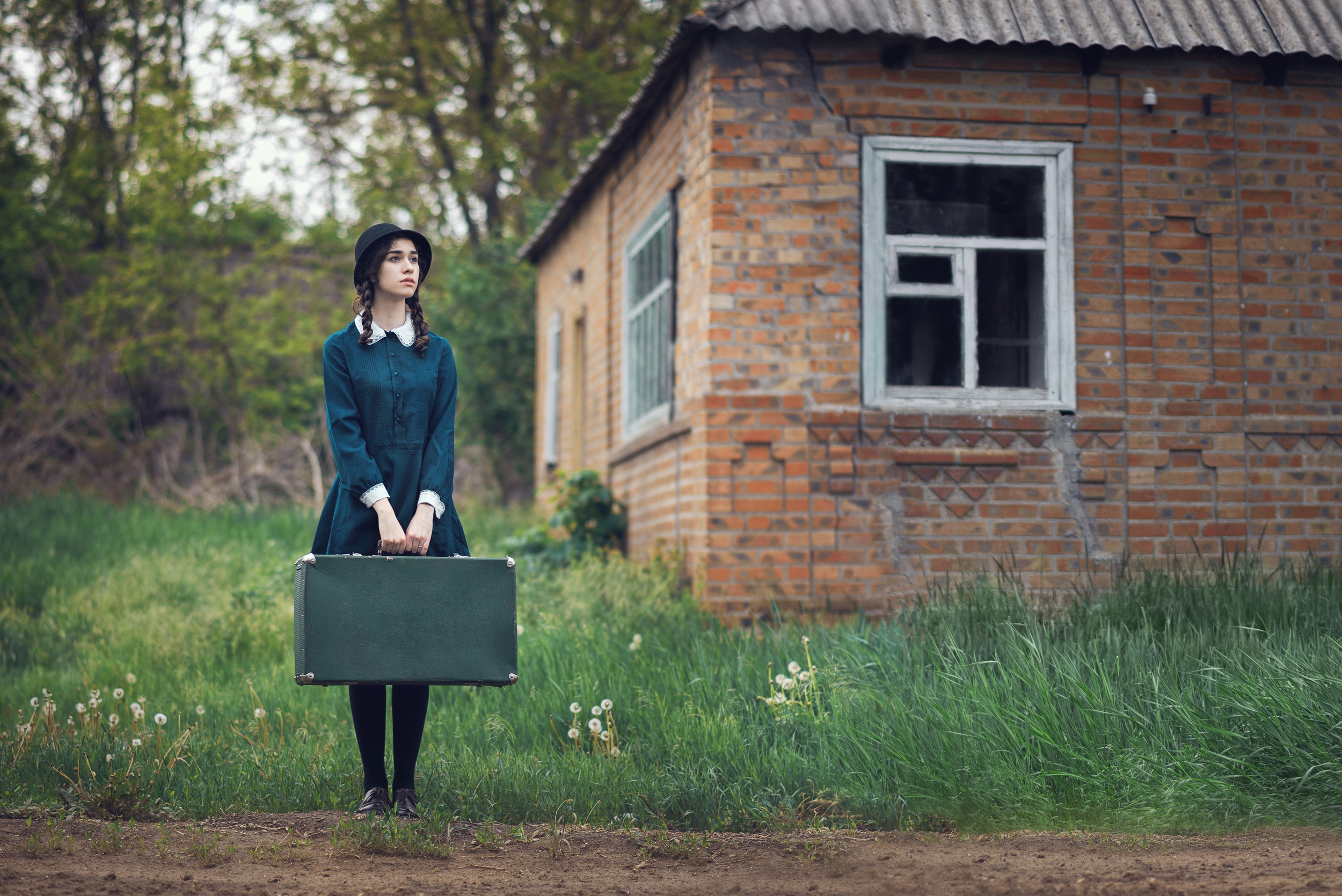 Грустно переезжать. Женщина с чемоданом. Человек с чемоданом. Девушка рядом с домом. Фотосессия возле домика.