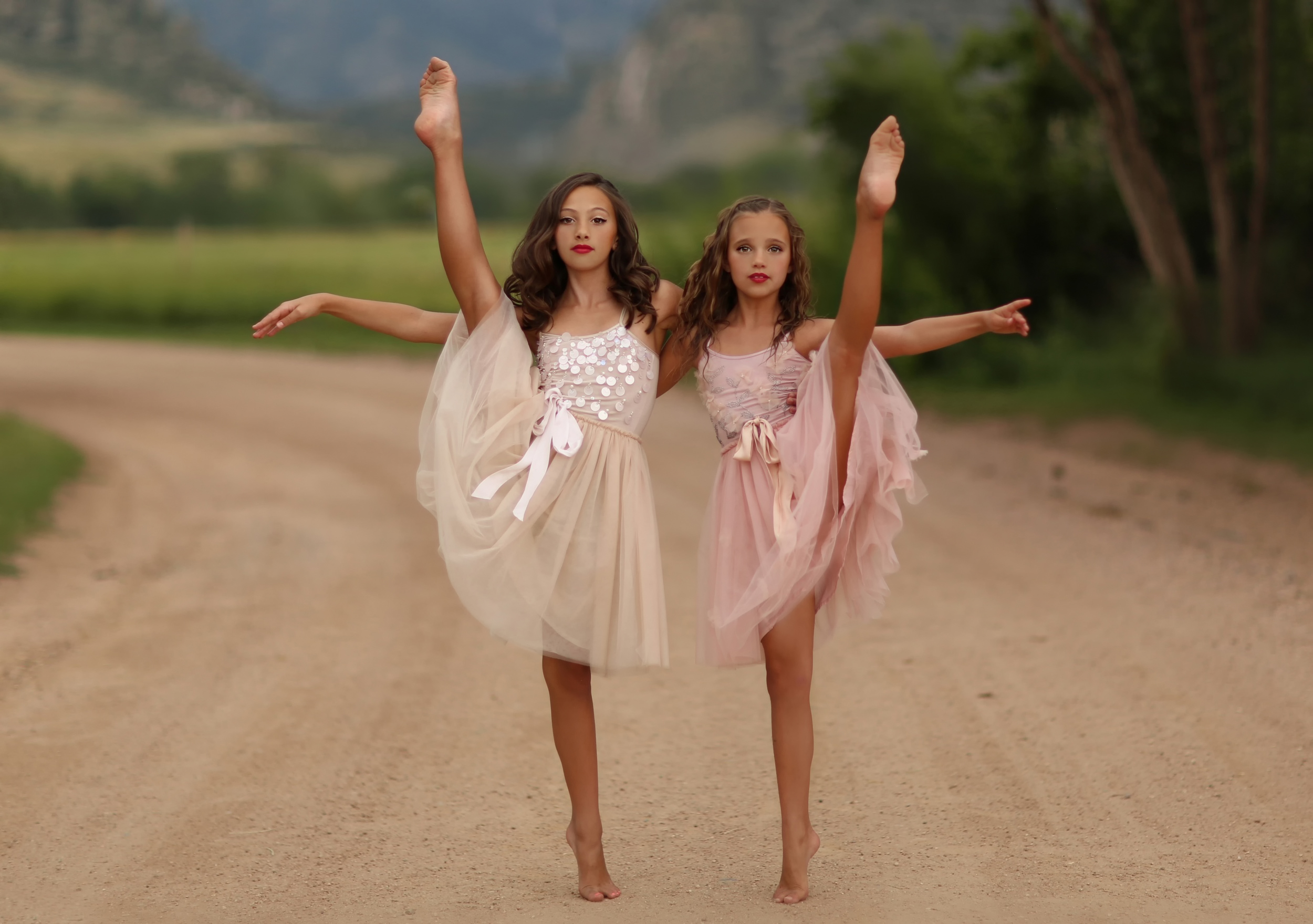 Angel s club. Katie Andelman. Подружки. Две девочки в платьях. Две девочки танцуют.