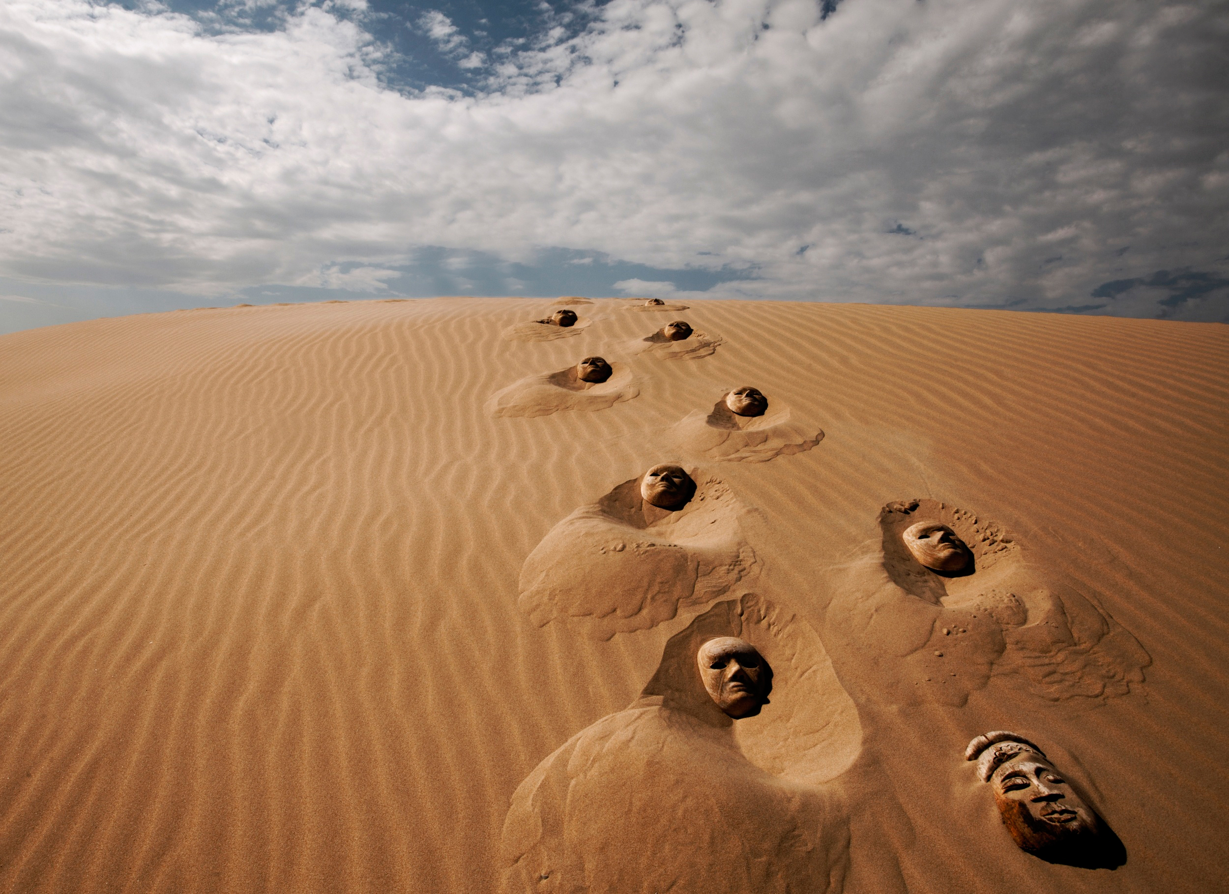 Кругом было пустынно. Зыбучие Пески в пустыне. Дюны Гоби. Следы на песке в пустыне. Следы в пустыне.