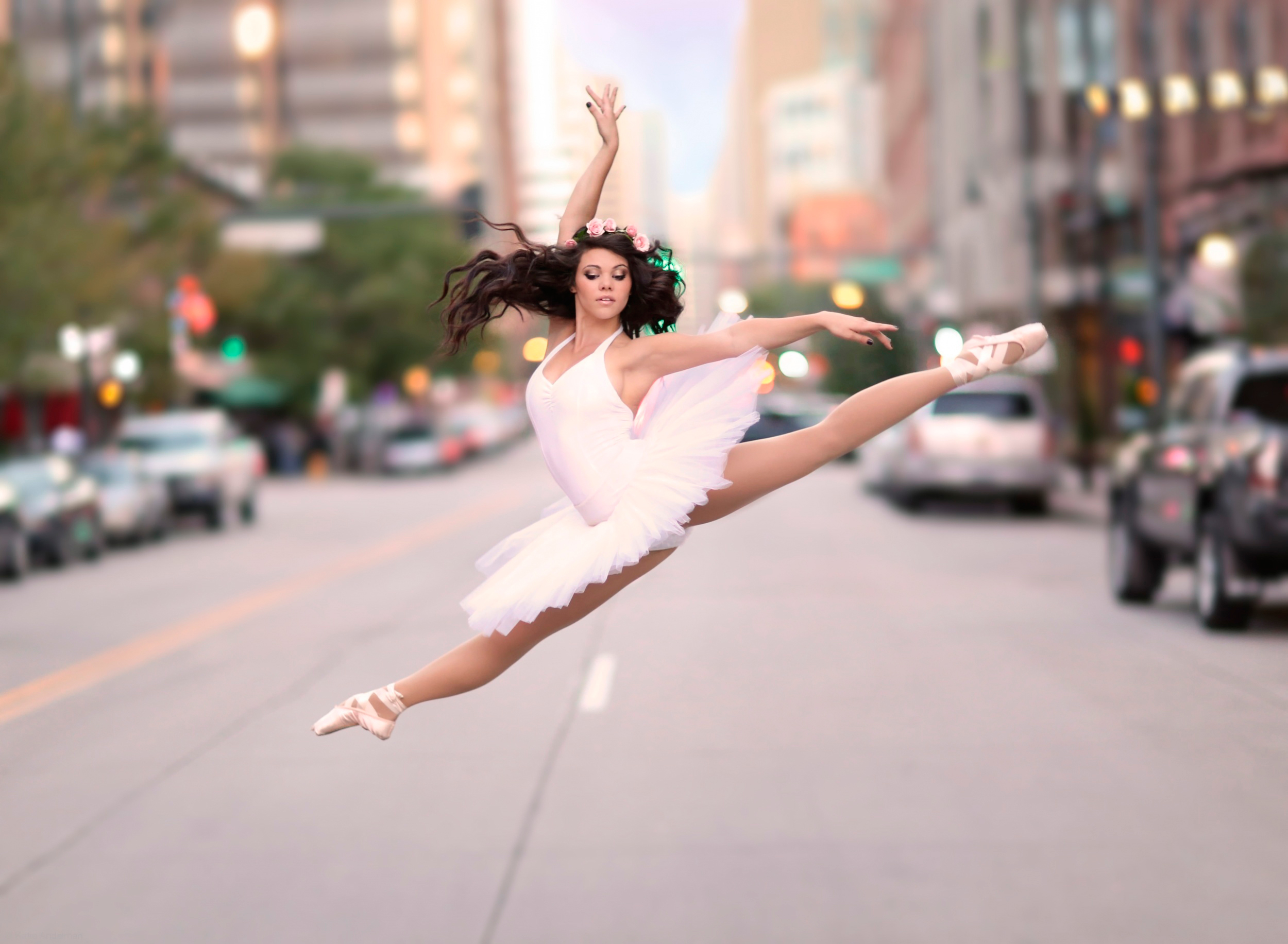Женщины танцуют картинки. Амели Сагарра балерина. Балерина в прыжке. Прыжок в шпагат.
