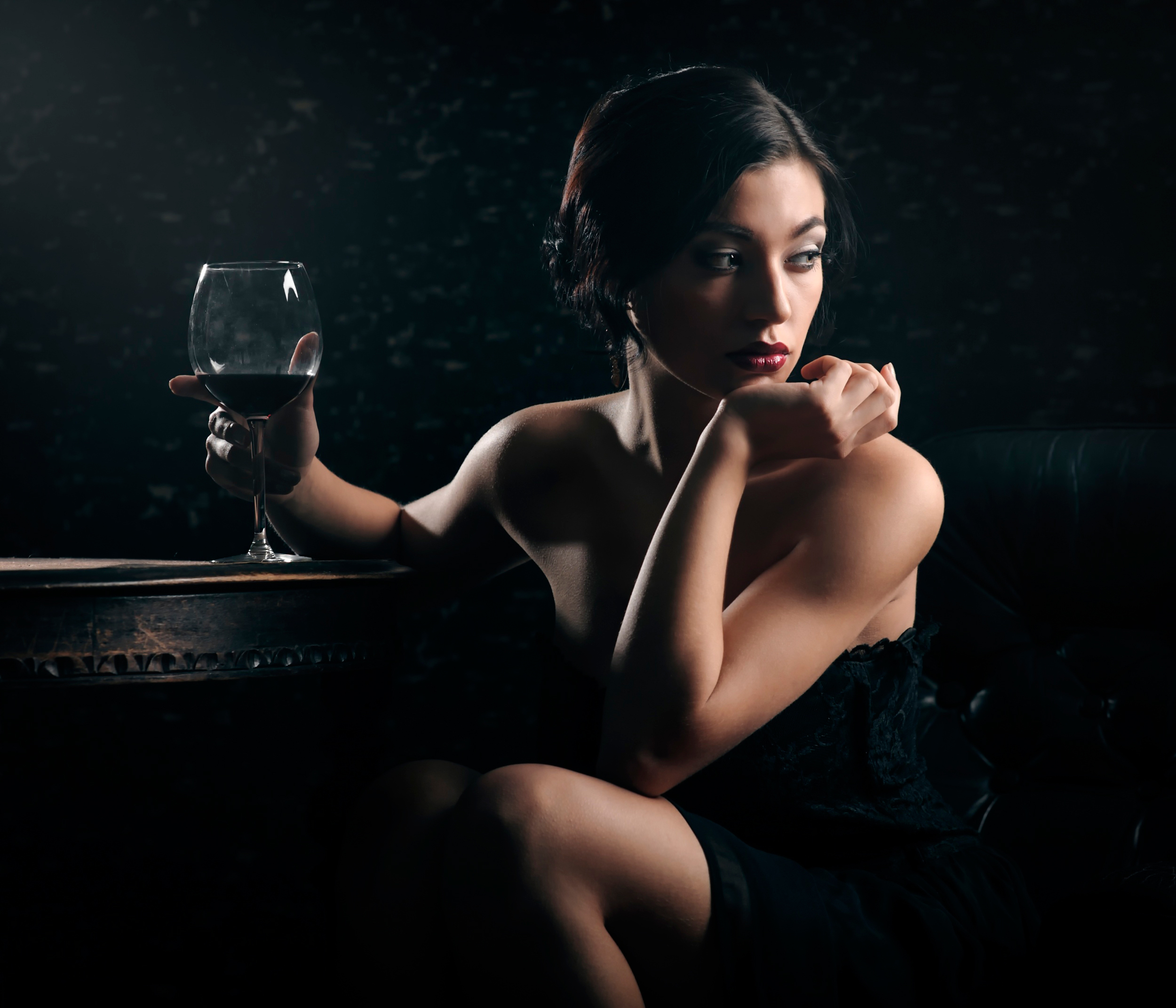 Девушка с вином. Девушка с бокалом вина. Красивая девушка с Байкалом вина. Красивая женщина с бокалом вина.