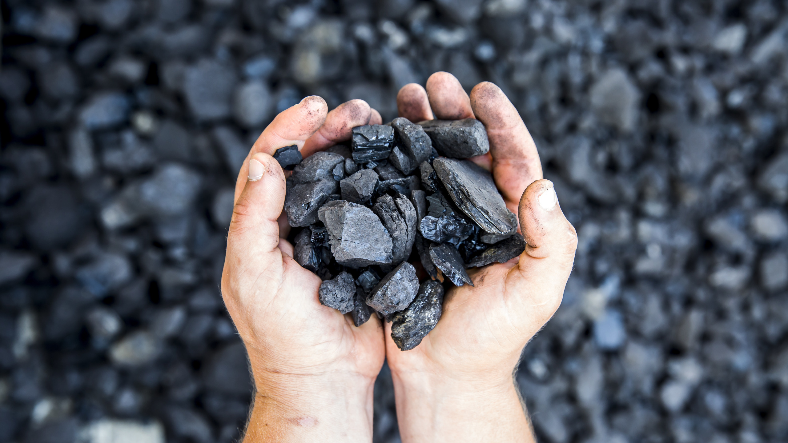 Каменный уголь в энергетике. Каражыра уголь. Каменный уголь фото. Экологический уголь. Черный древесный уголь.