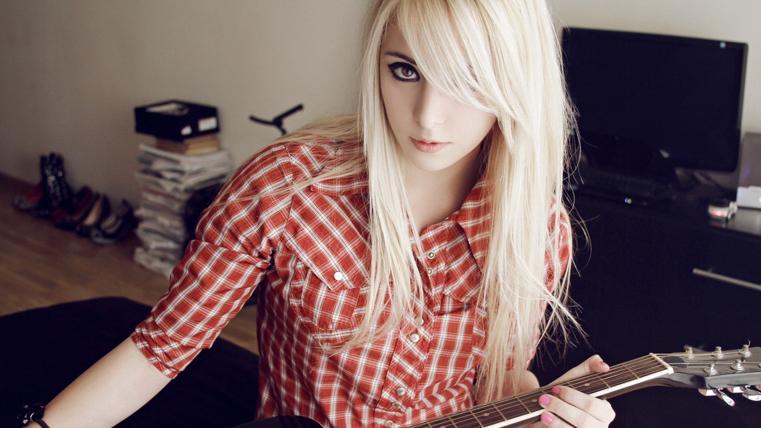 Wallpaper Look, Guitar, Blonde, Model, Shirt, Guitar, model, Blonde for  mobile and desktop, section девушки, resolution 2560x1440 - download