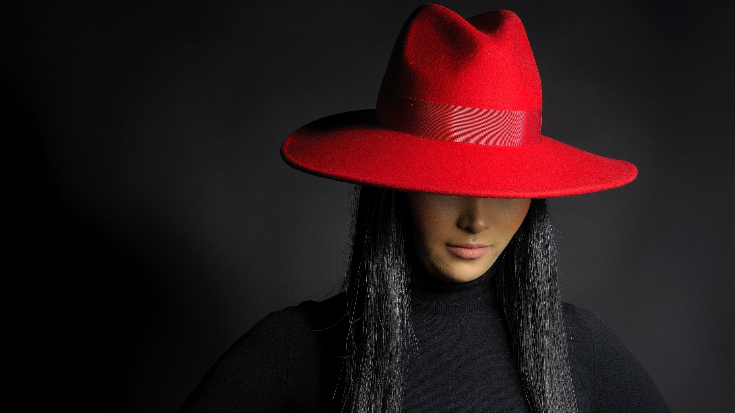 Обои шляпа. Девушка в красной шляпе. Девушка в черной шляпе. Красивые девушки в шляпках. Широкополая шляпа.