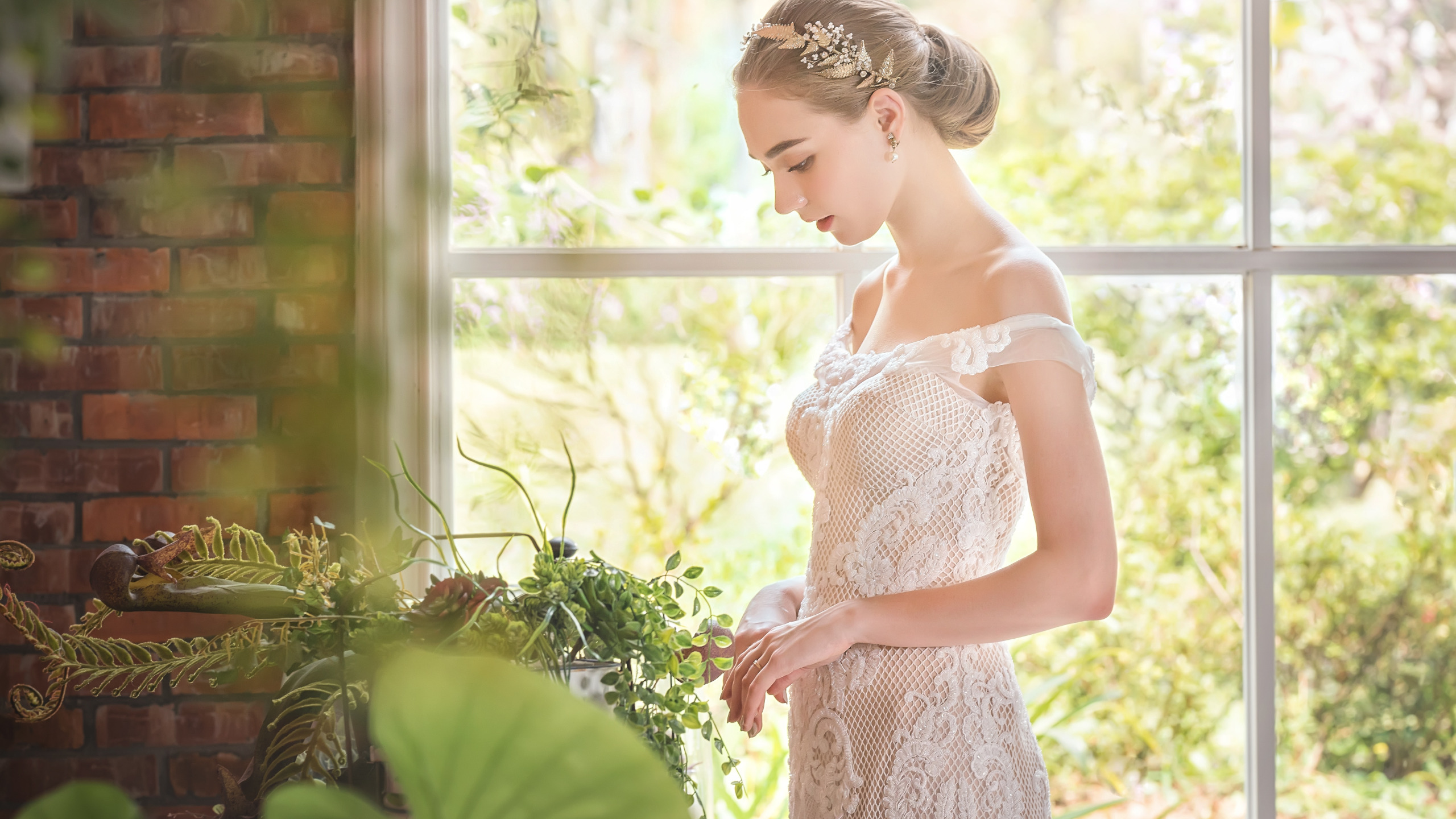 Слушать в бежевом платьице за окном девочка. Слушать в бежевом платьице за окном девочка. Слушать в бежевом платьице за окном девочка. За окном девушка в бежевом платьице. Девушка в доме.