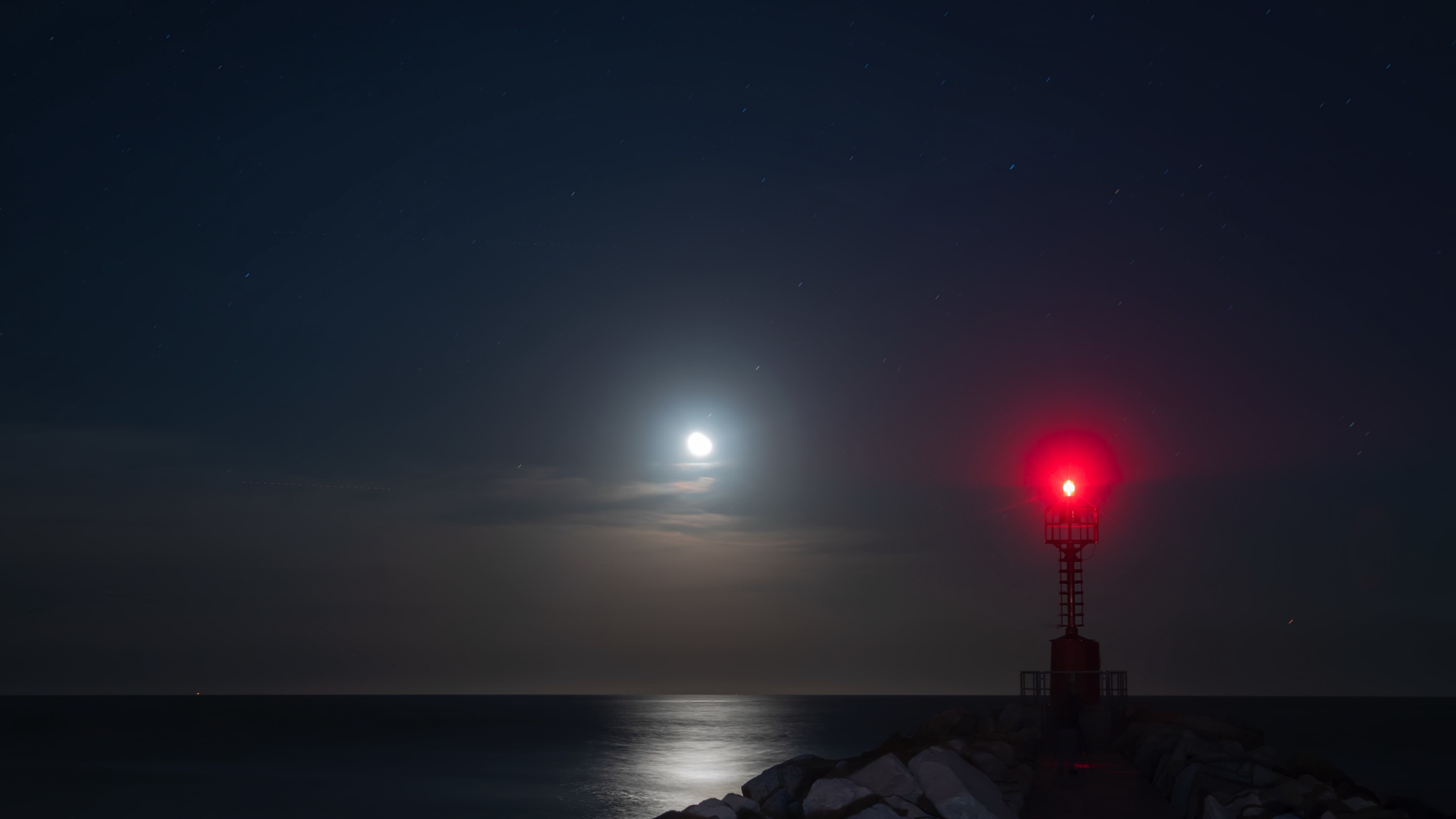 Ночь у берега 80 глава перевод. Маяк ночью Луна море. Маяк il Faro;. Берег моря ночью. У маяка. Маяк и звездное небо.