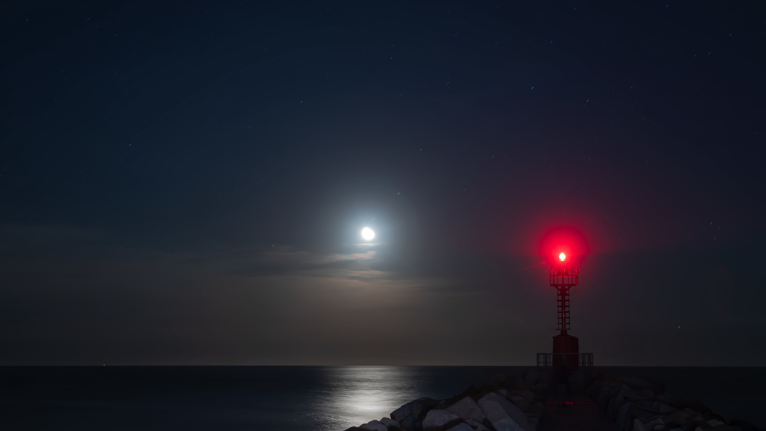 80 глава ночь берега. Маяк Луна ночь море. Маяк il Faro;. Берег моря ночью. У маяка. Маяк и звездное небо.