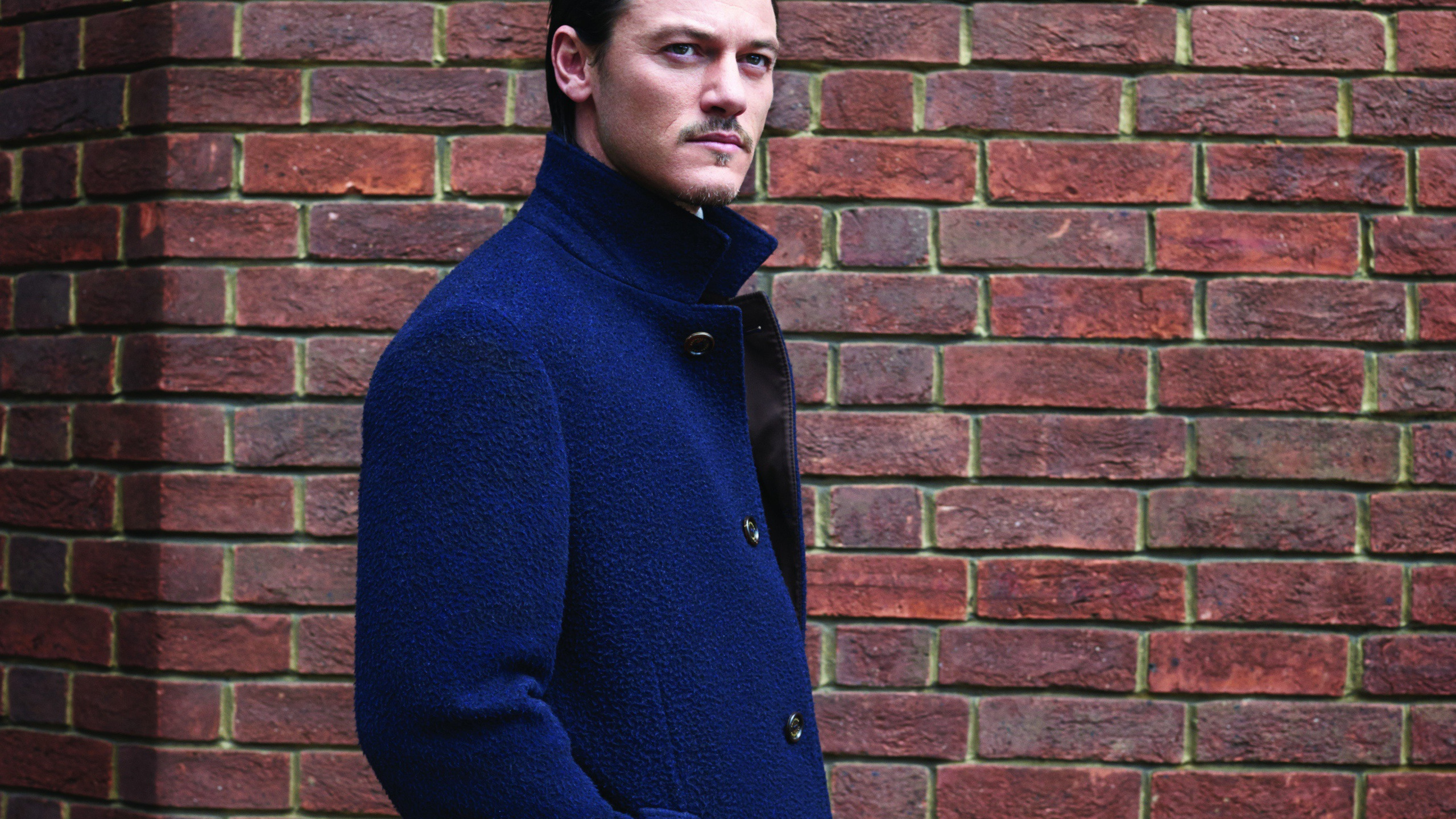 Download wallpaper wall, actor, Luke Evans, Luke Evans, section men in ...