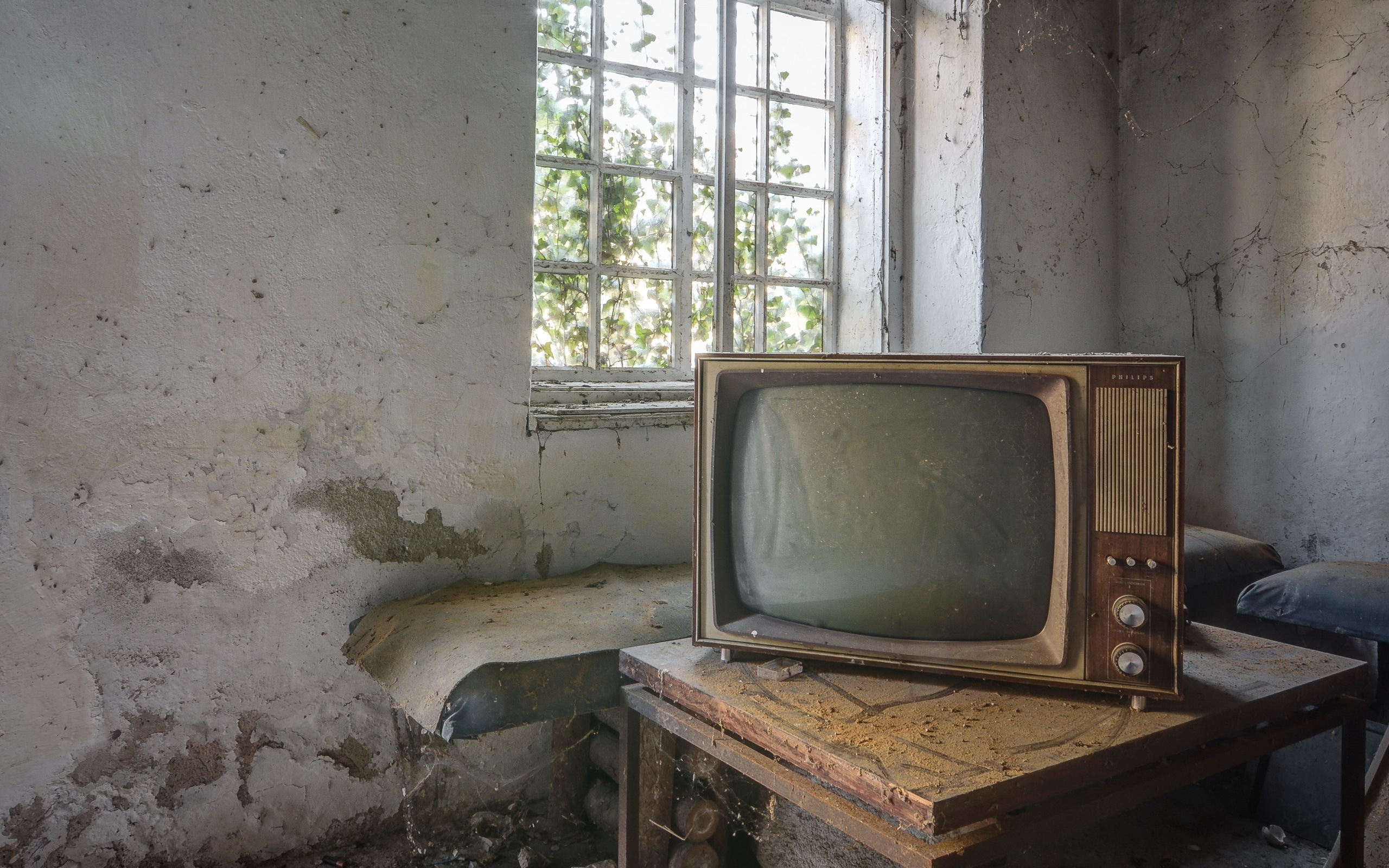Кинопоиск на старом телевизоре. Старый телевизор. Старый телевизор в комнате. Телевизор старый в комтан. Советская комната с телевизором.