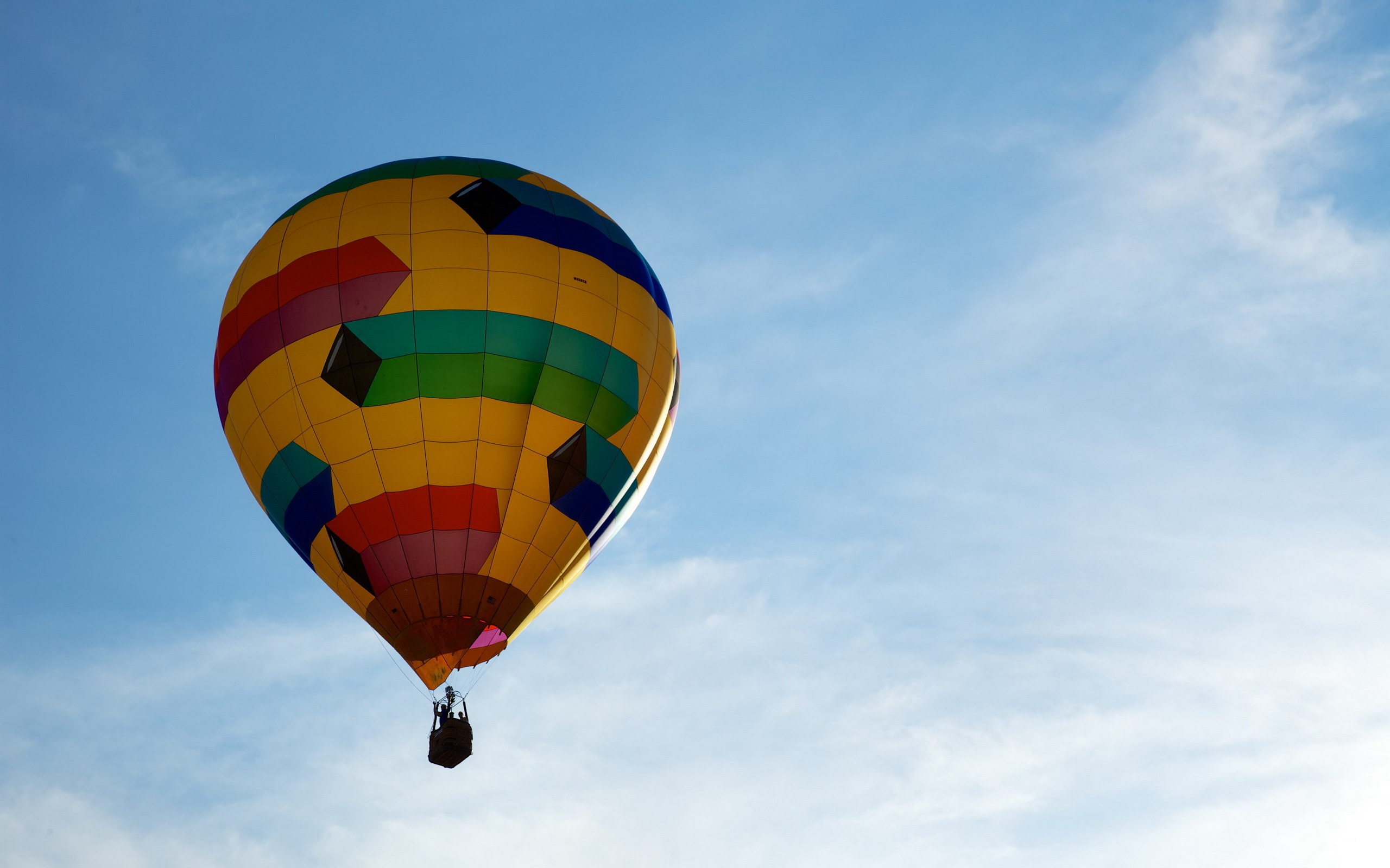 Летающий шарик дома. Воздушный шар. Воздушный шар с корзиной. Воздушный шар в небе. Воздушные шары с корзиной.