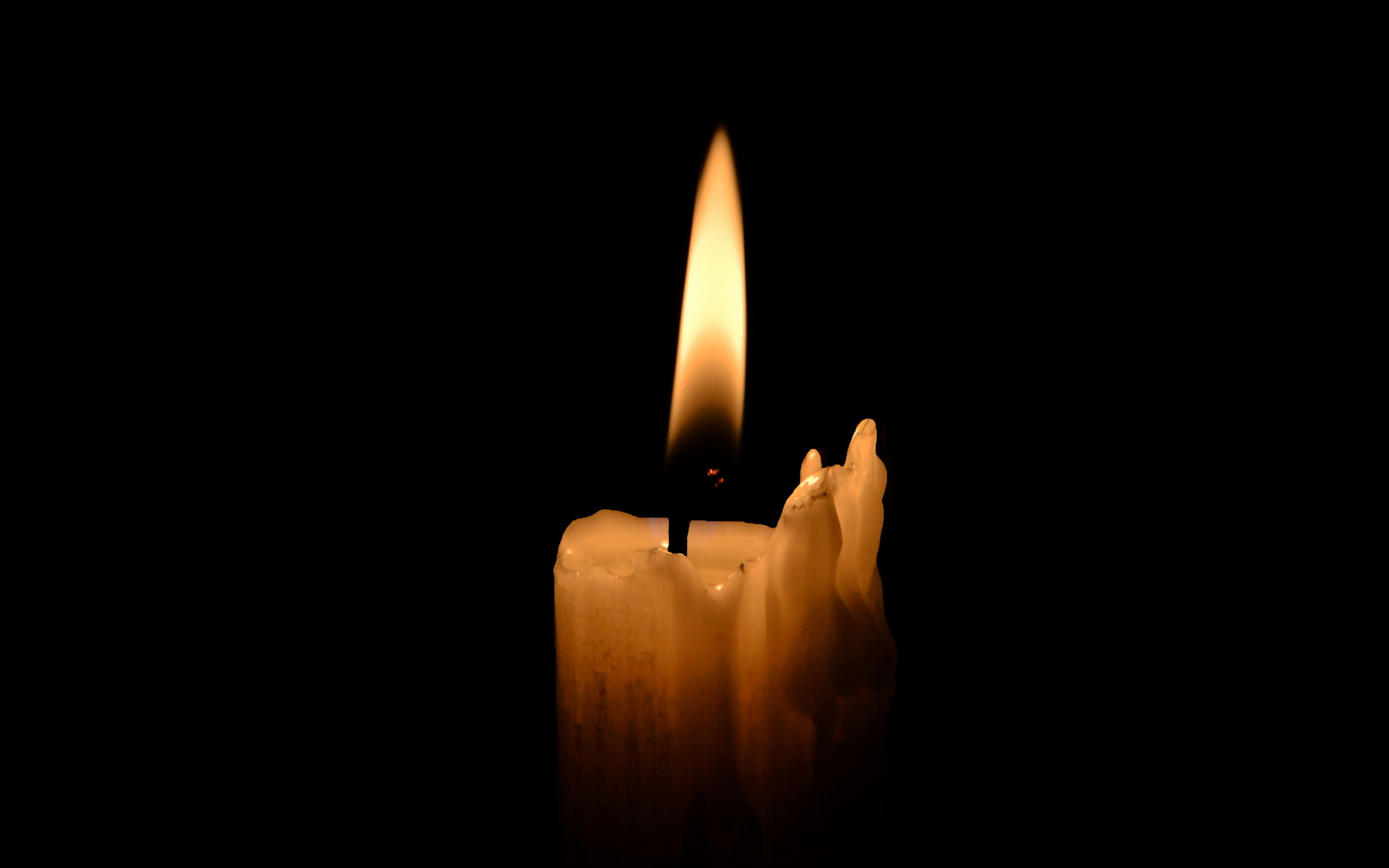 Свеча скорбим 22.03 2024. Свеча скорби. Свеча на темном фоне. Траурная свеча. Траурная свеча на черном фоне.