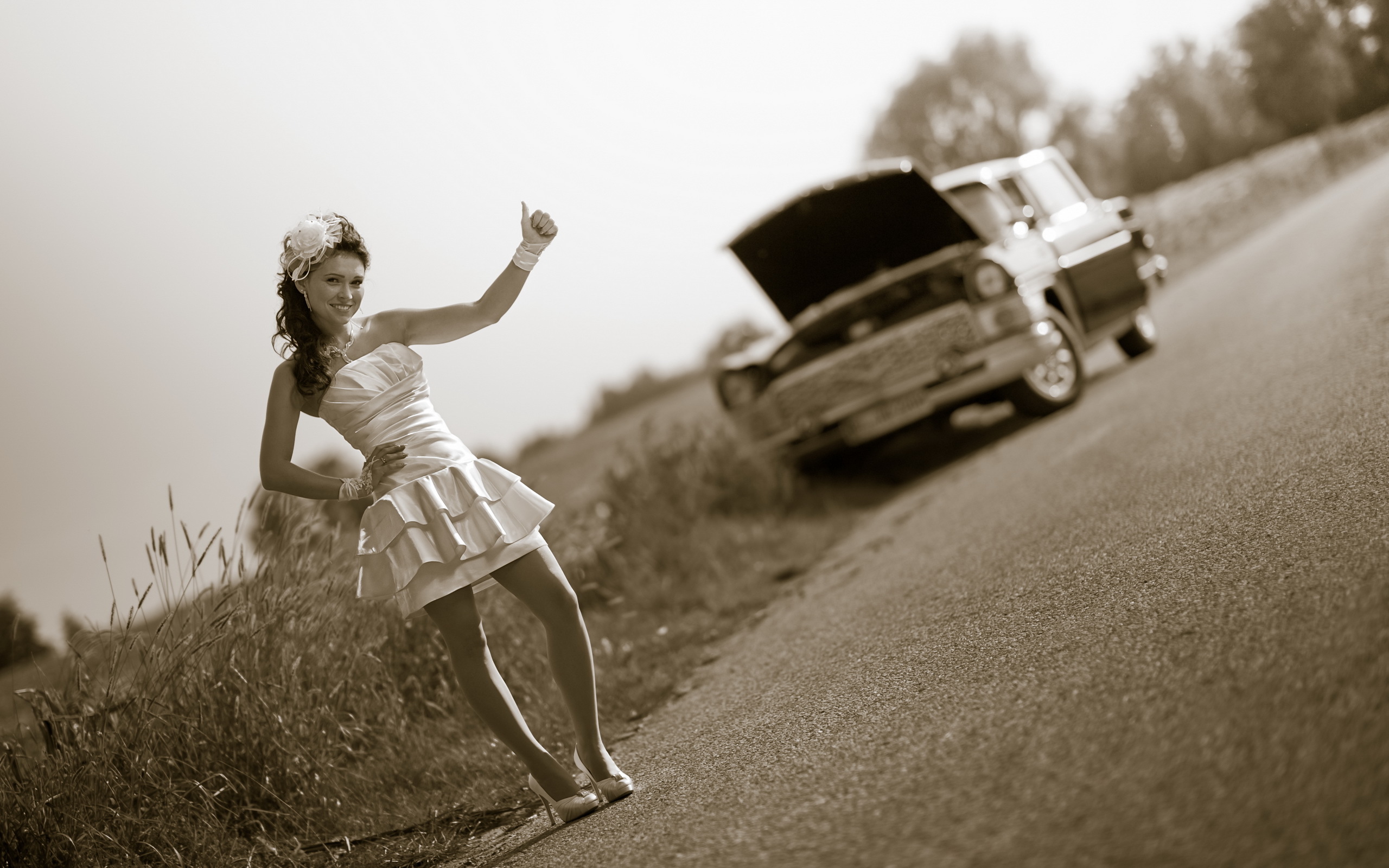 Дороги без женщин. Девушка на дороге. Девушка голосует на дороге. Фотосессия на дороге. Девушка на обочине.