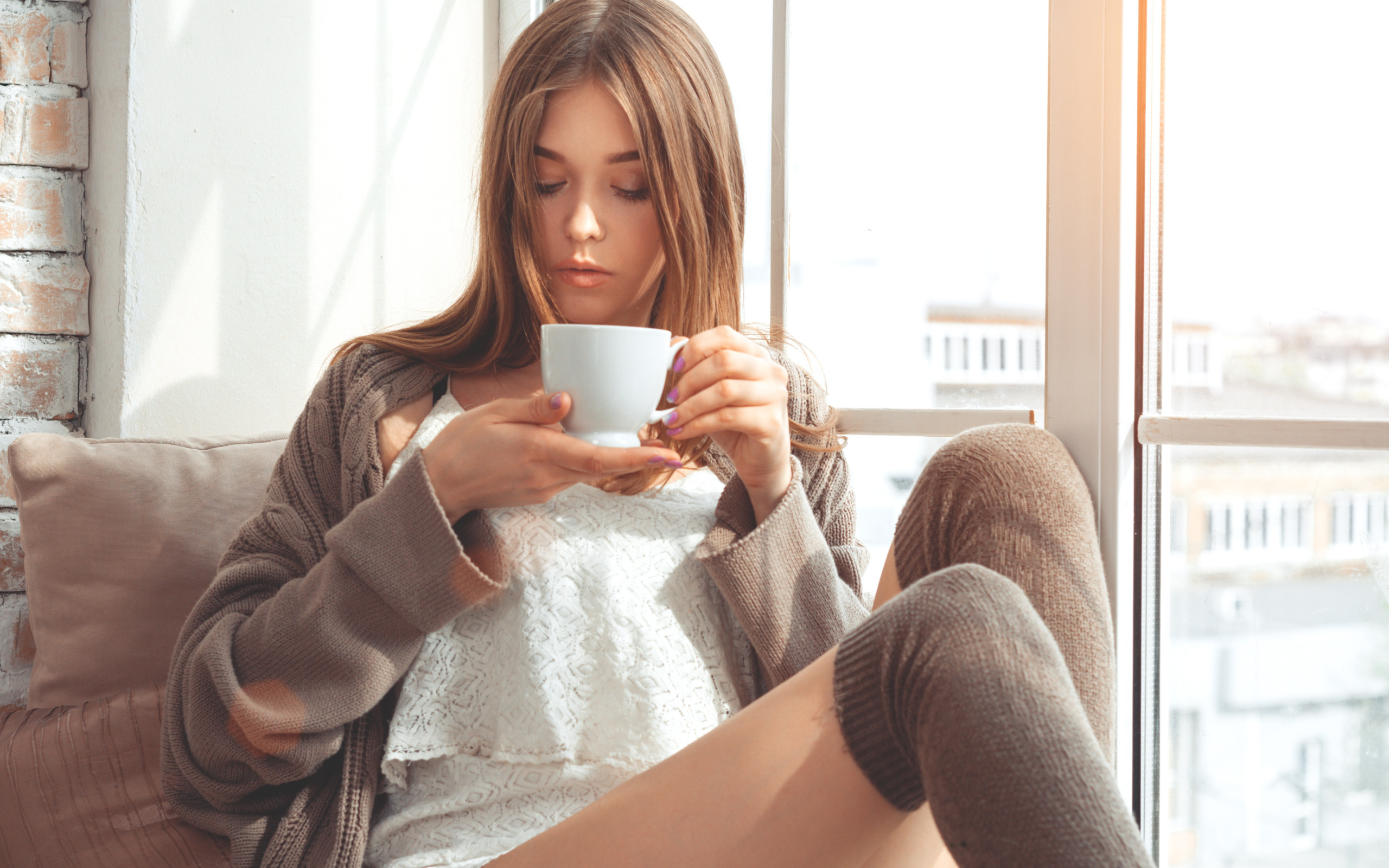 Bob always drink tea in the morning. Девушка с кофе. Девушка пьет кофе. Девушка с чашечкой кофе. Девушка утром.