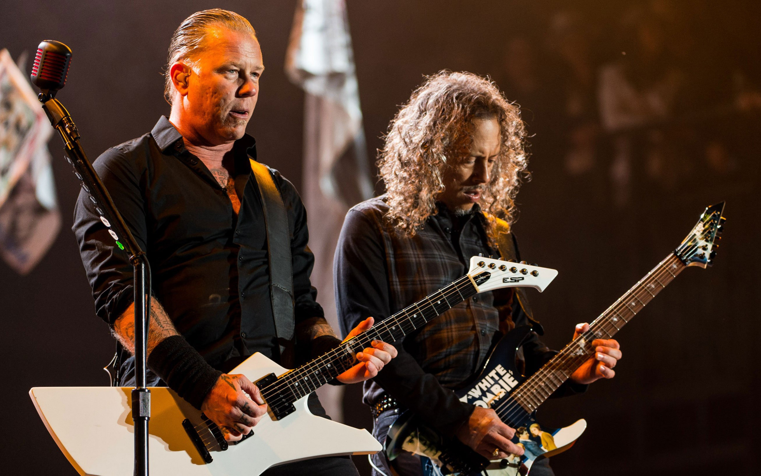 Metallica james hetfield 2003. Гитары пабло салинас. Гитарист на сцене. Рок музыканты на сцене. Гитарист на концерте.