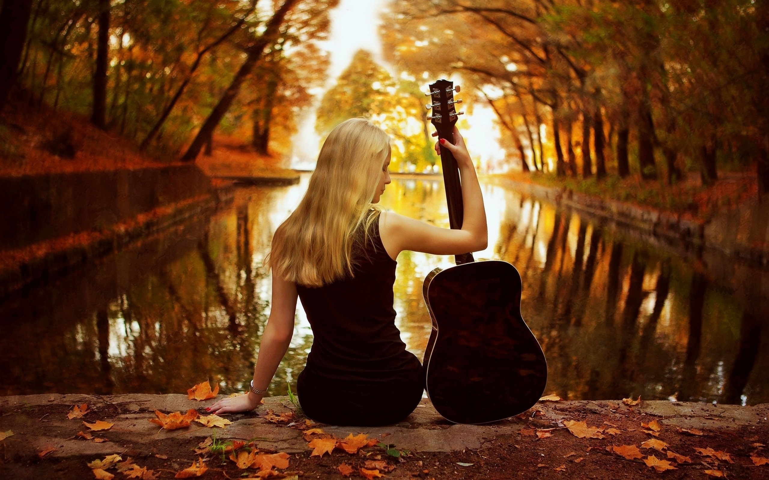 Песни от души встанем. Девушка с гитарой. Осенняя фотосессия с гитарой. Фотосессия с гитарой девушка. Девушка с гитарой на природе.