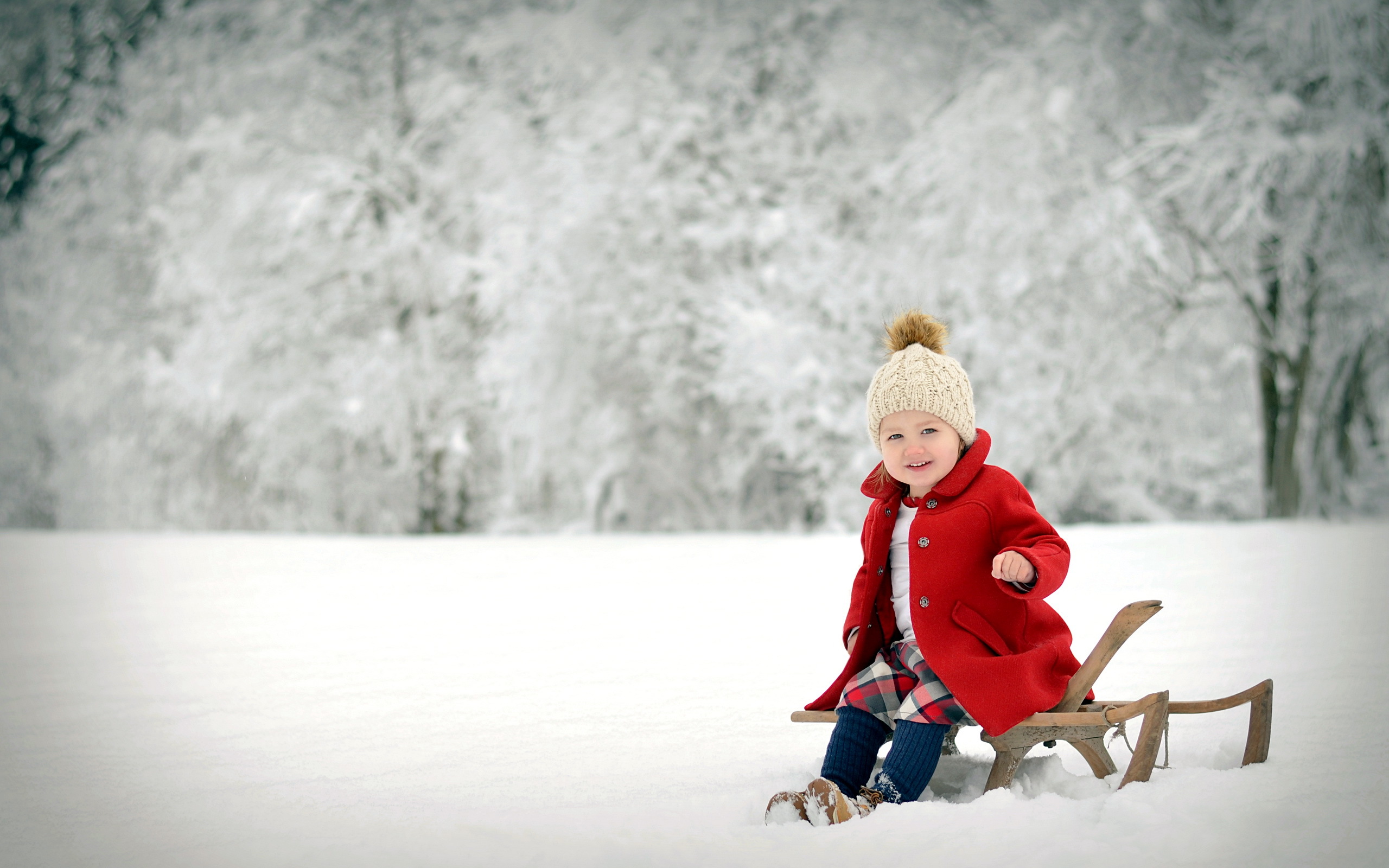 Сидит сугробе. Зима для детей. Дети зимой. Фотосессия на снегу. Фон зима для детей.