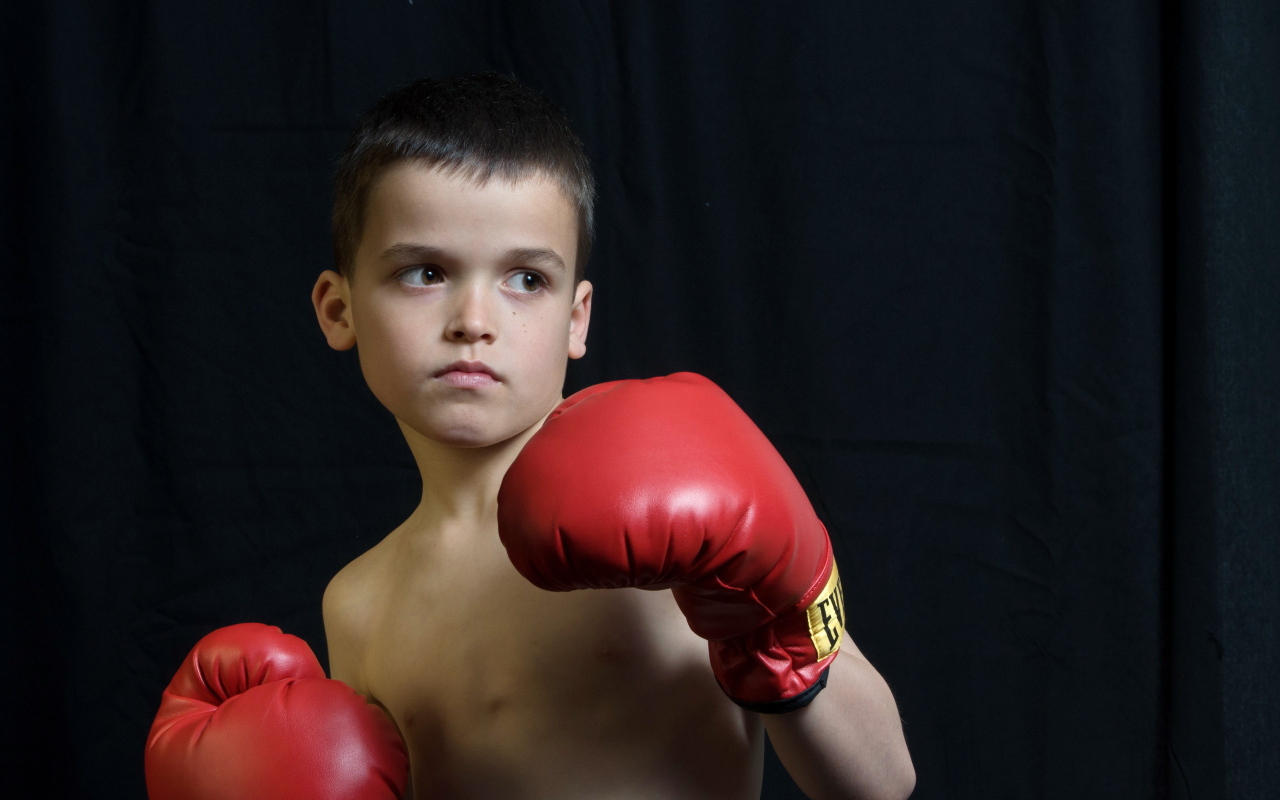 Мальчик 9 лет занимается. Боксеры для мальчика. Бокс дети.