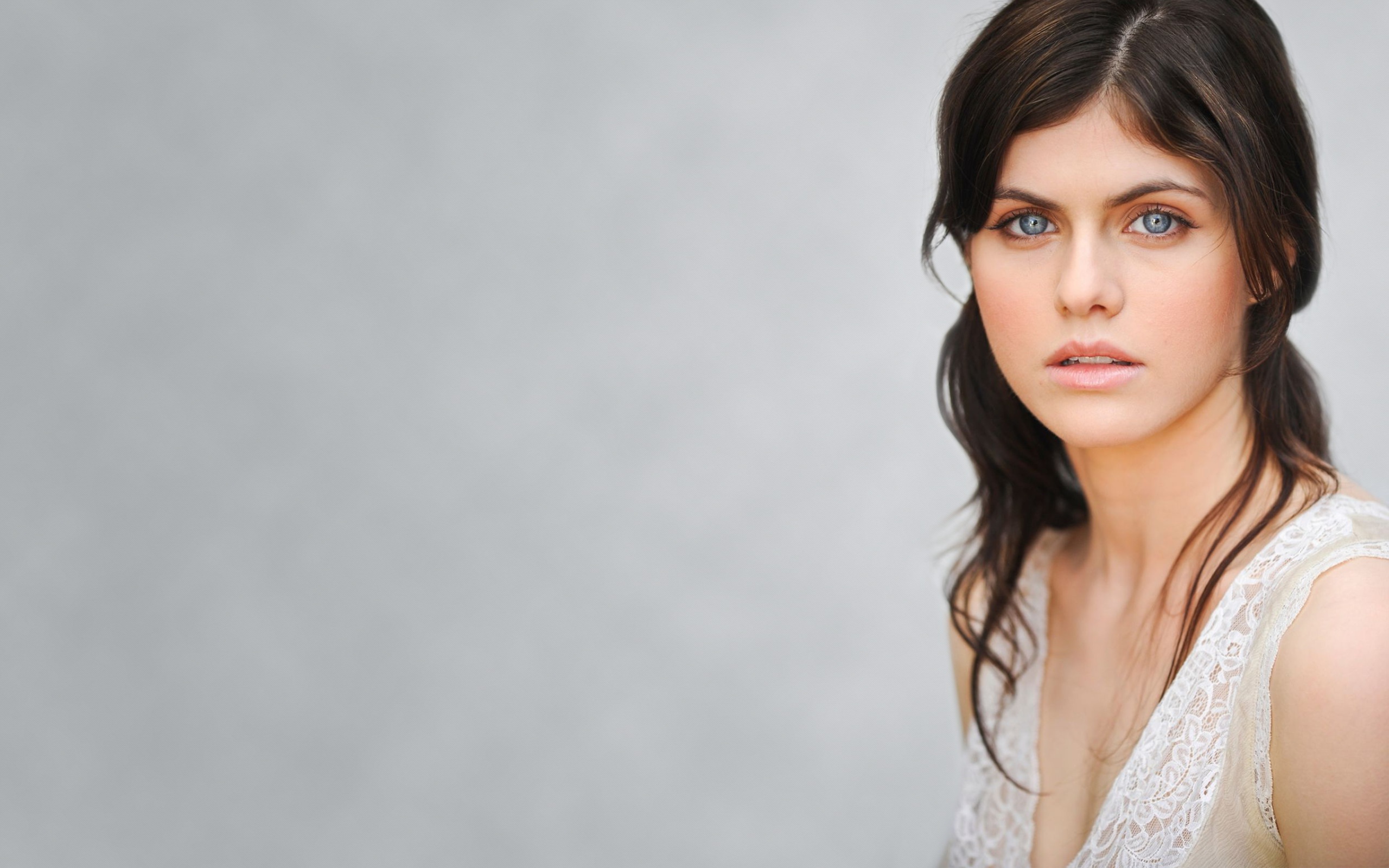 Download wallpaper look, girl, makeup, actress, brunette, blue-eyed, hair,  Alexandra Daddario, section girls in resolution 2560x1600