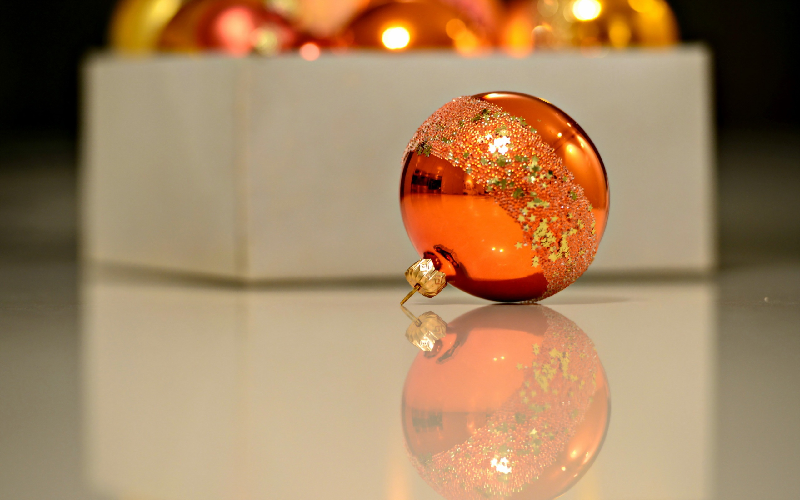 На оранжевом шаре. Оранжевые новогодние шары. Оранжевый новогодний шар. Елочный шар. Елочные игрушки макро.