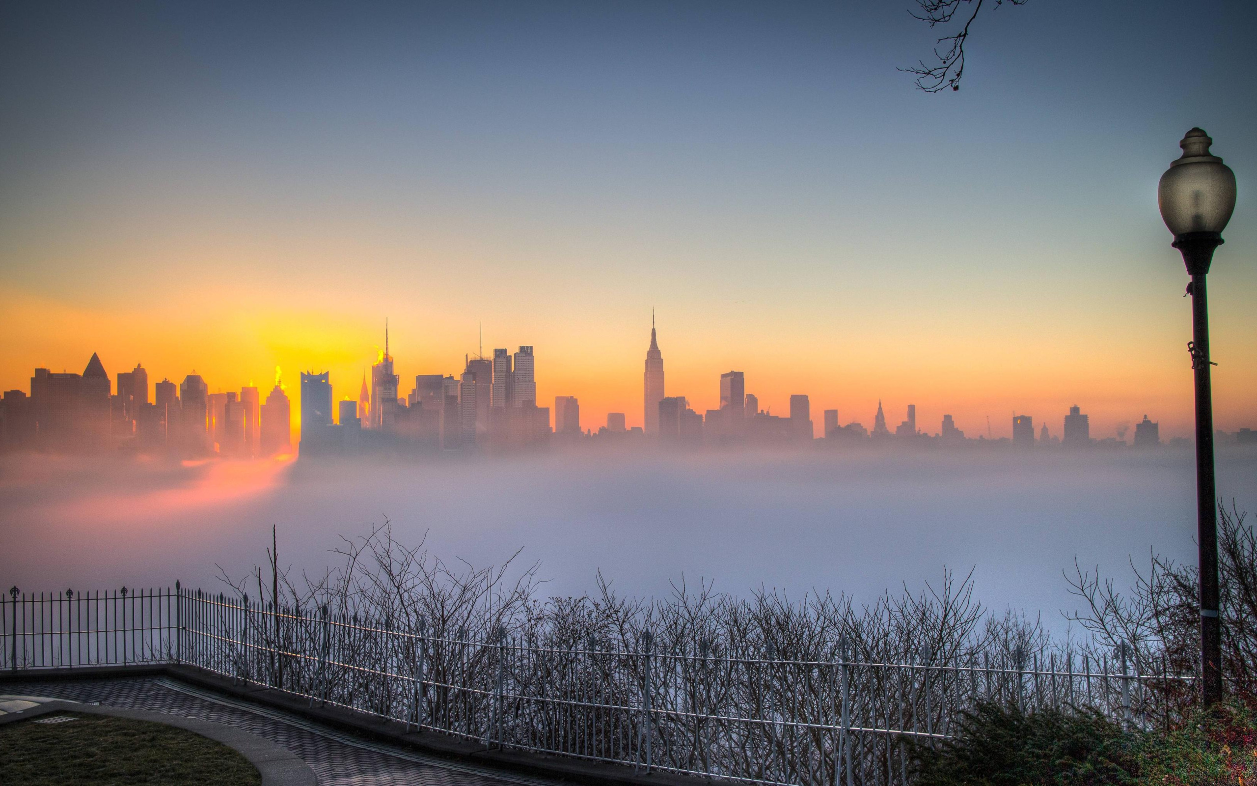 Morning city. Сансет парк Нью-Йорк. Туманный Нью Йорк. Нью-Йорк Манхэттен рассвет. Рассвет в городе.