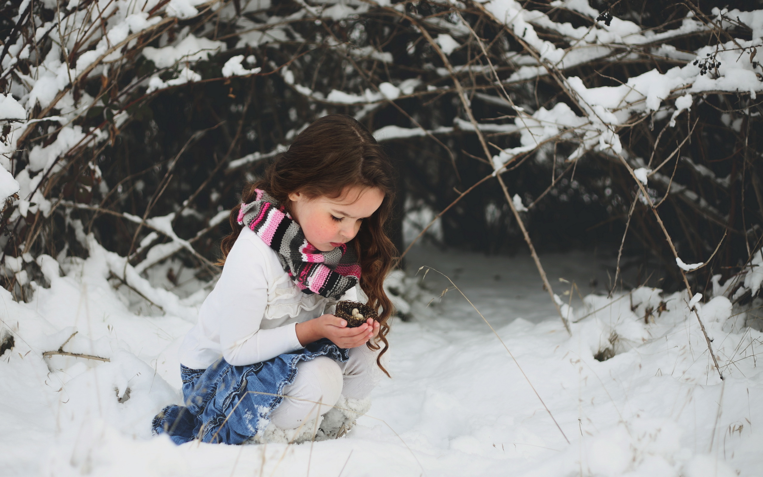Повторяй снег. Девочка в зимнем лесу. Зимняя фотосессия в лесу. Девушка в зимнем лесу. Дети на природе зимой.