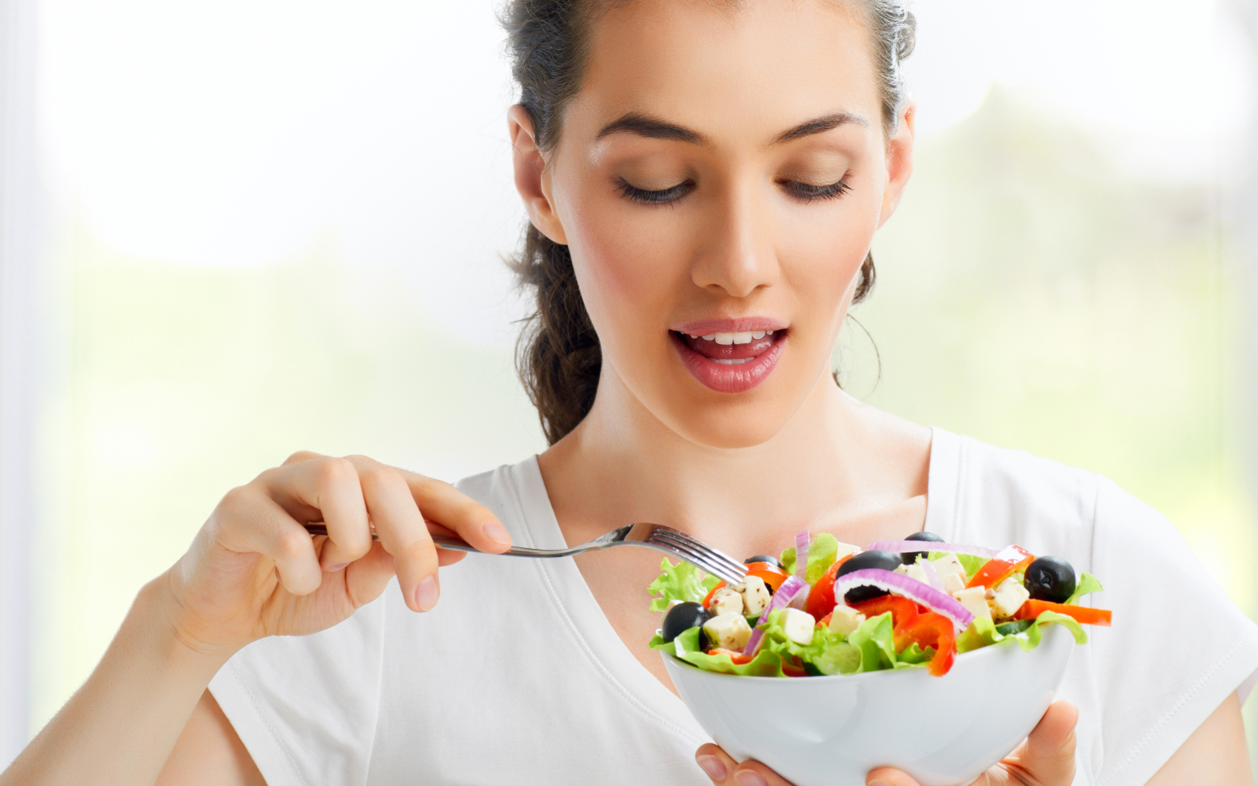 Почему люди получают удовольствие. Девушка с тарелкой салата. Девушка здоровье. Человек ест овощи. Питание.