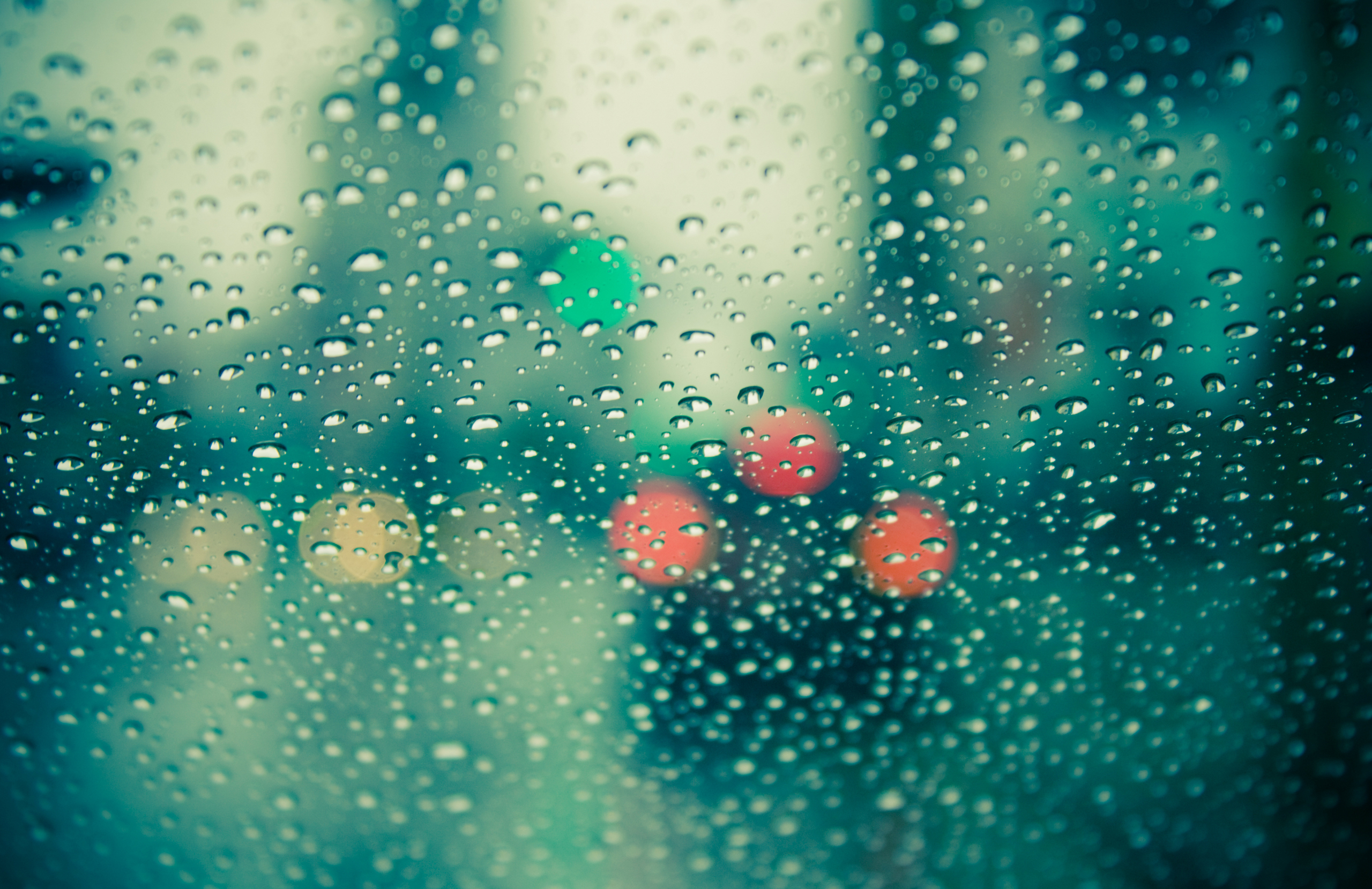 Цветной дождь. Капли на стекле. Мокрое стекло. Капли дождя. Дождь на стекле.