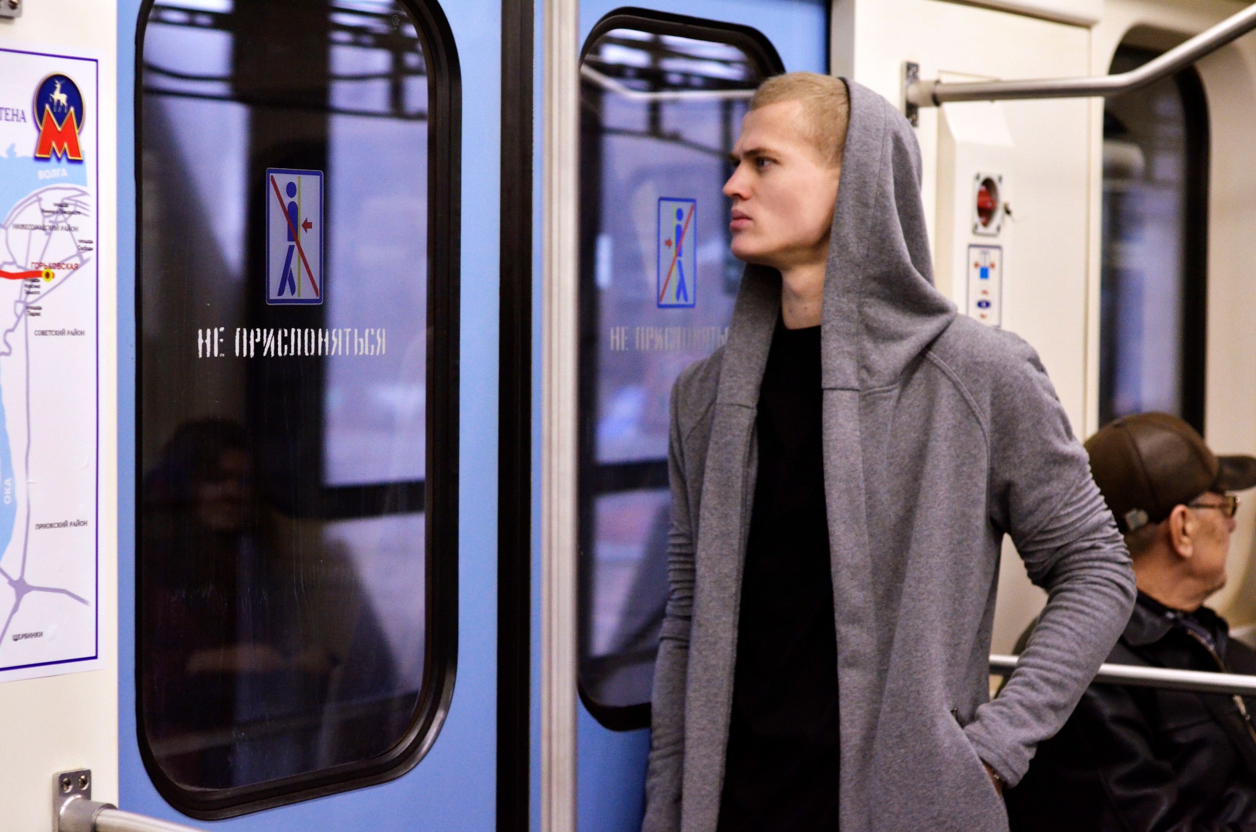 Мужской голос метро. Парень в метро. Красивые парни в метро Москвы. Красивый мужчина в метро. Мужчтнв в метро.