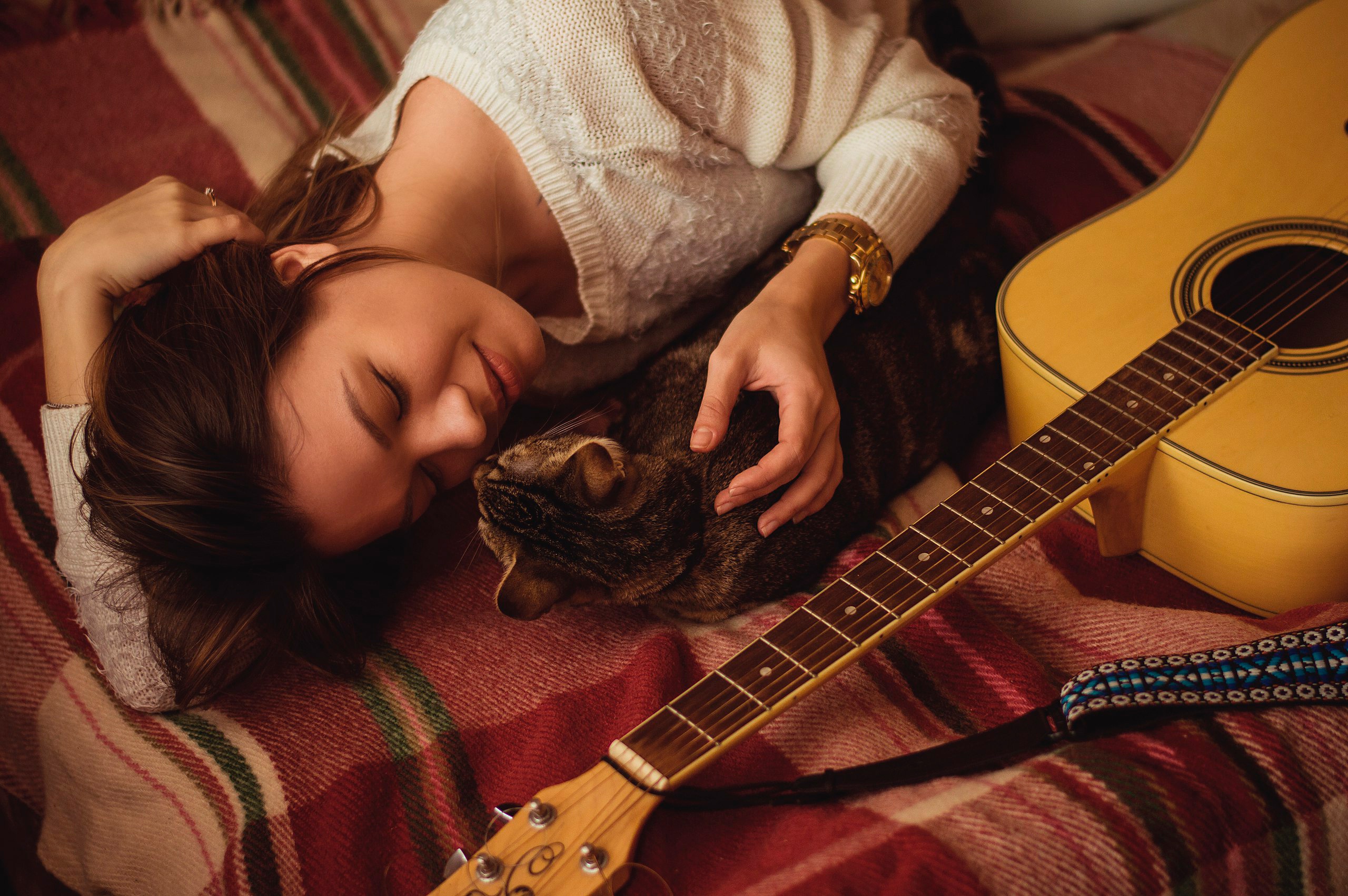 Слушать музыку гитары для души. Девушка с гитарой. Девушка с электрогитарой. Девушка лежит с гитарой. Домашняя фотосессия с гитарой.