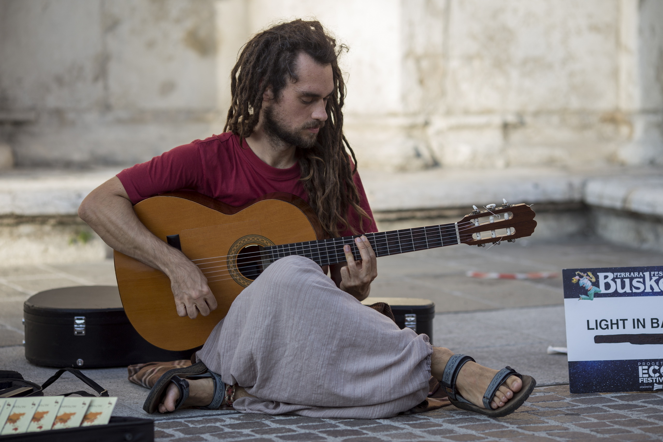Играют на улице песни. «Уличный музыкант» Street musician, Бенгт Линдстрём. "Гитарист" "уличный музыкант" "Ambient". Музыкант с гитарой. Уличный музыкант на гитаре.