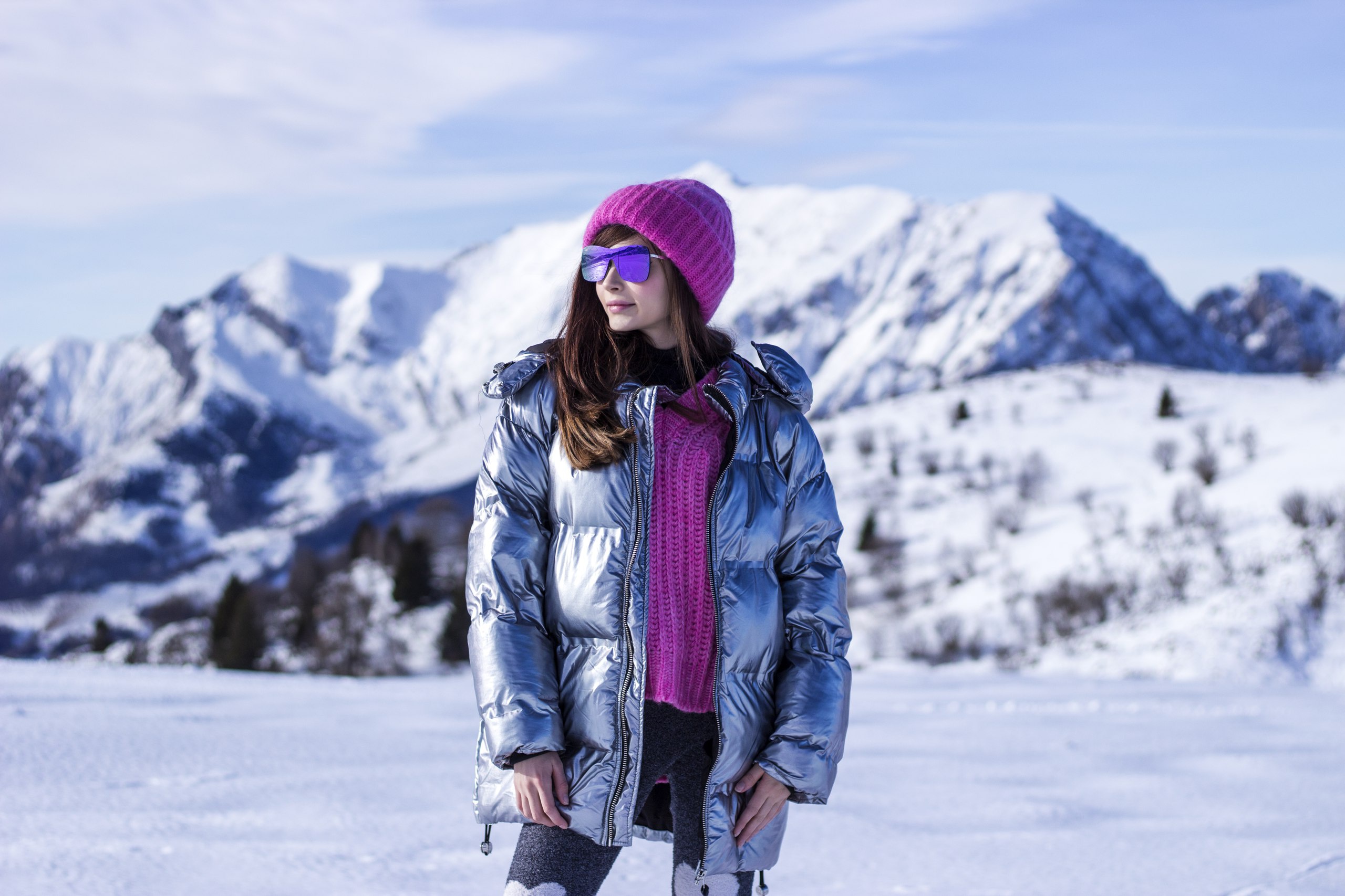 Зимний день зимняя куртка. Финская шапка Винтер спорт. Куртки на зиму. Девушка в зимней одежде. Красивые девушки в зимней одежде.