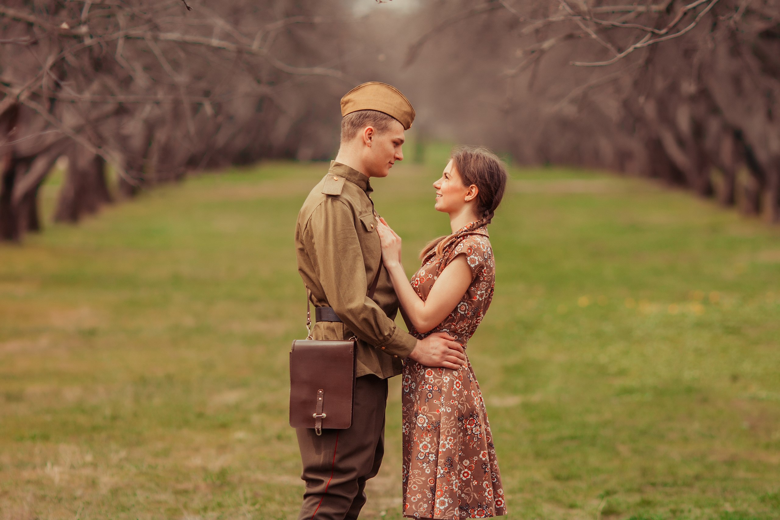 Мужчина вернулся с войны. Встреча солдата. Девушка солдат. Фотосессия в стиле военных лет. Мужчина и женщина в военной форме.