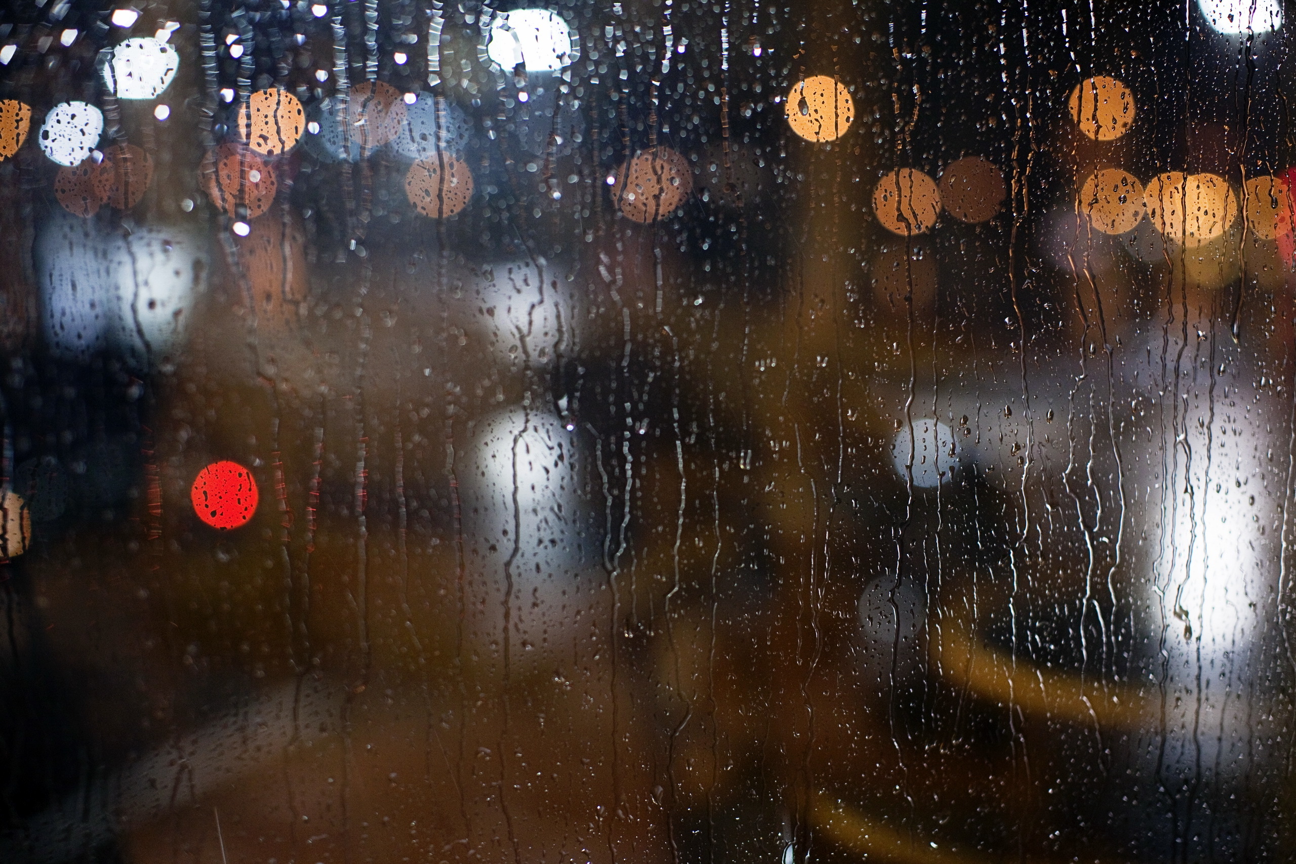Окно в дождевых каплях