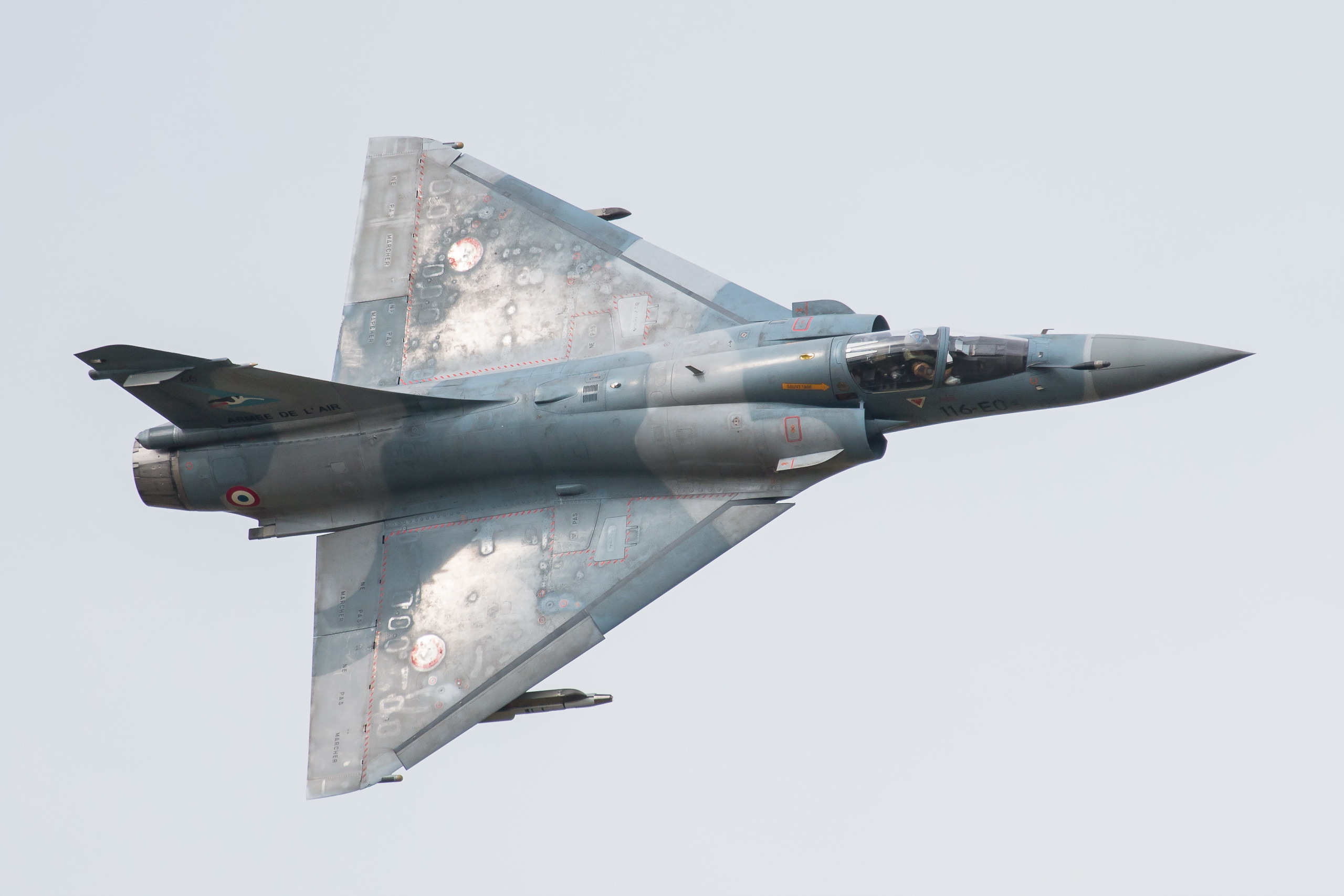 Самолеты мираж 2000. Мираж 2000 истребитель. Mirage 2000 самолет. Dassault Mirage 2000 вооружение. Мираж-2000 вооружение.