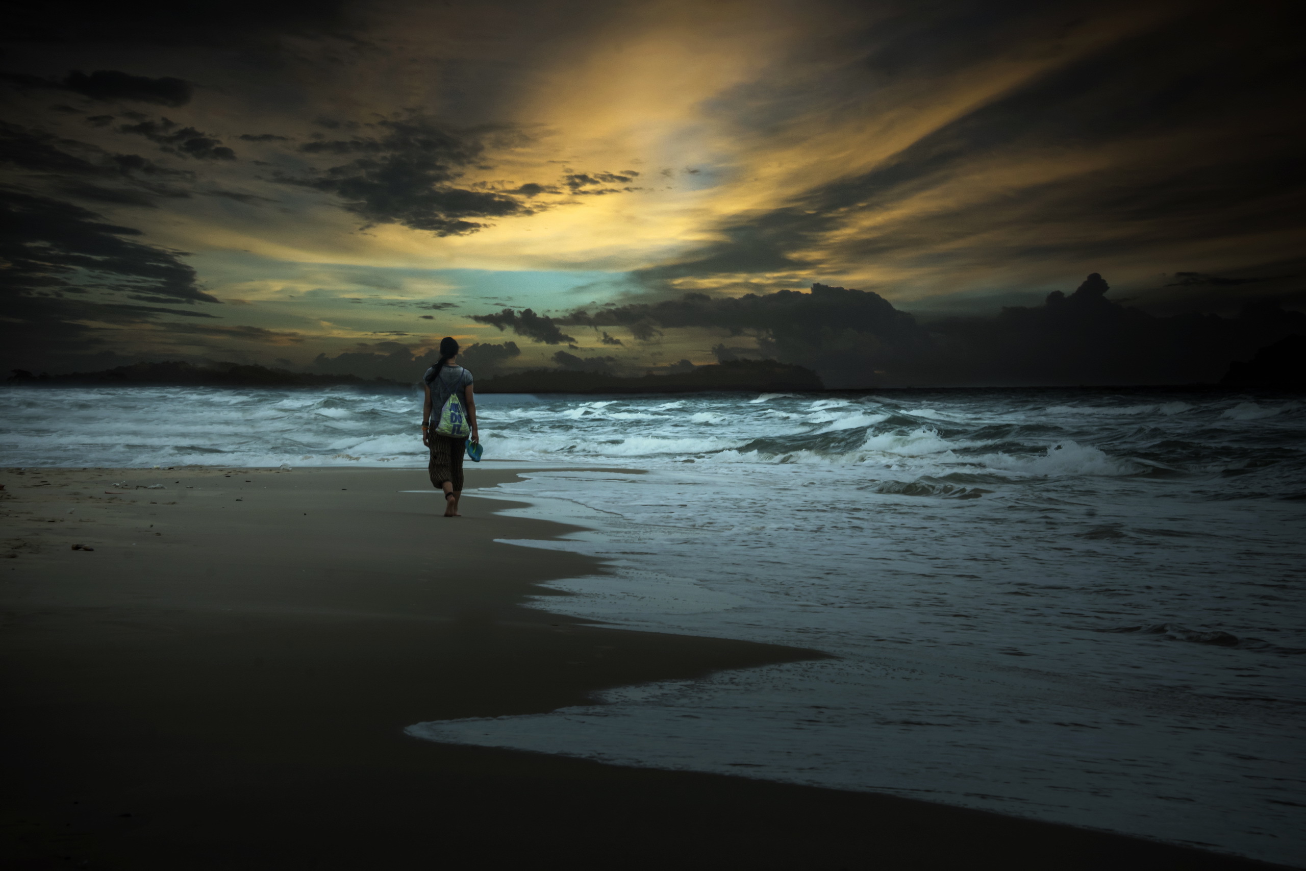 Ночь у берега 81 глава перевод. Пляж ночью. Ночное море. Девушка-море. Одинокий на берегу моря.