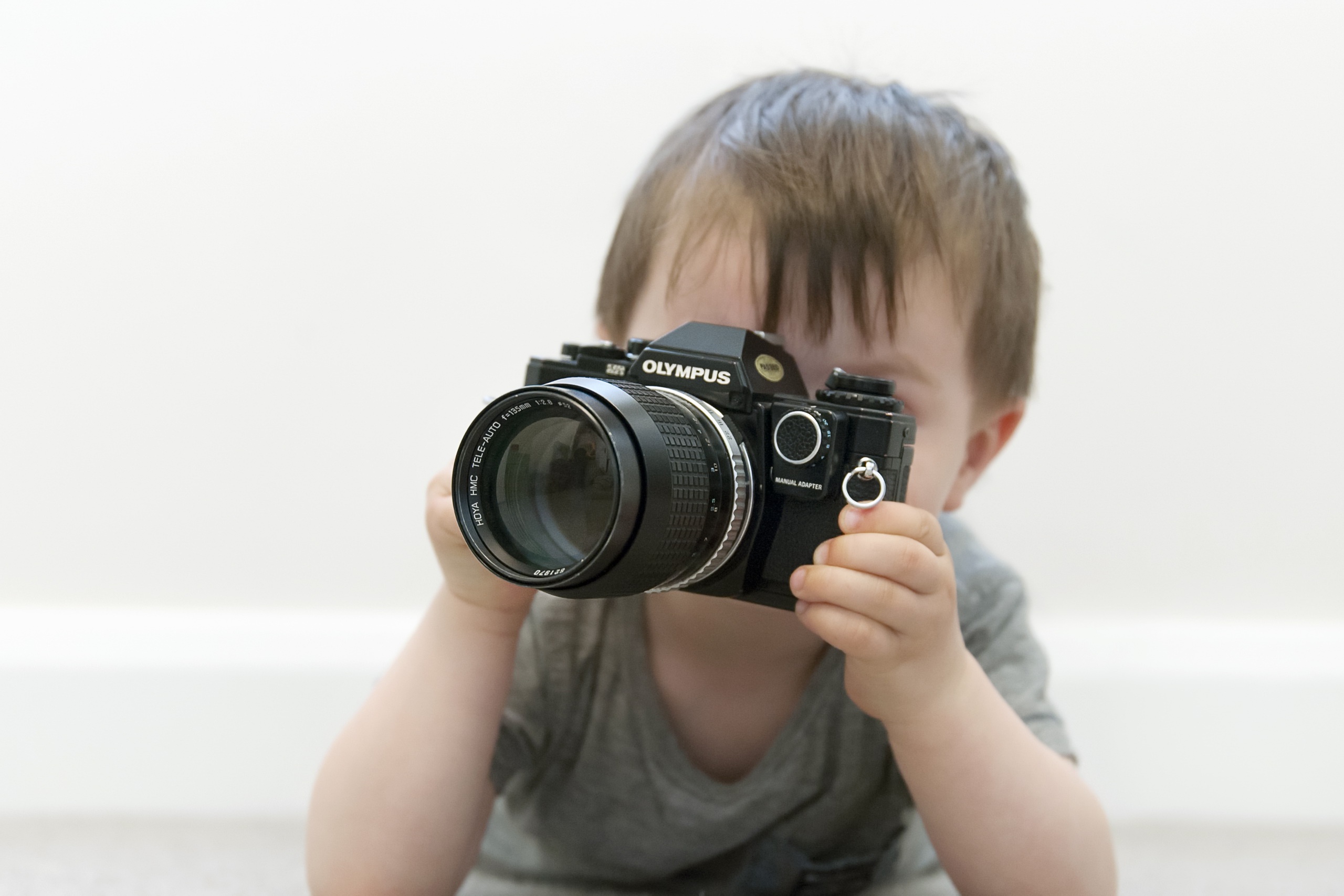 Грустная камера. Мальчик с фотоаппаратом. Мальчик с камерой. Мальчик фотограф. Грустный фотограф.